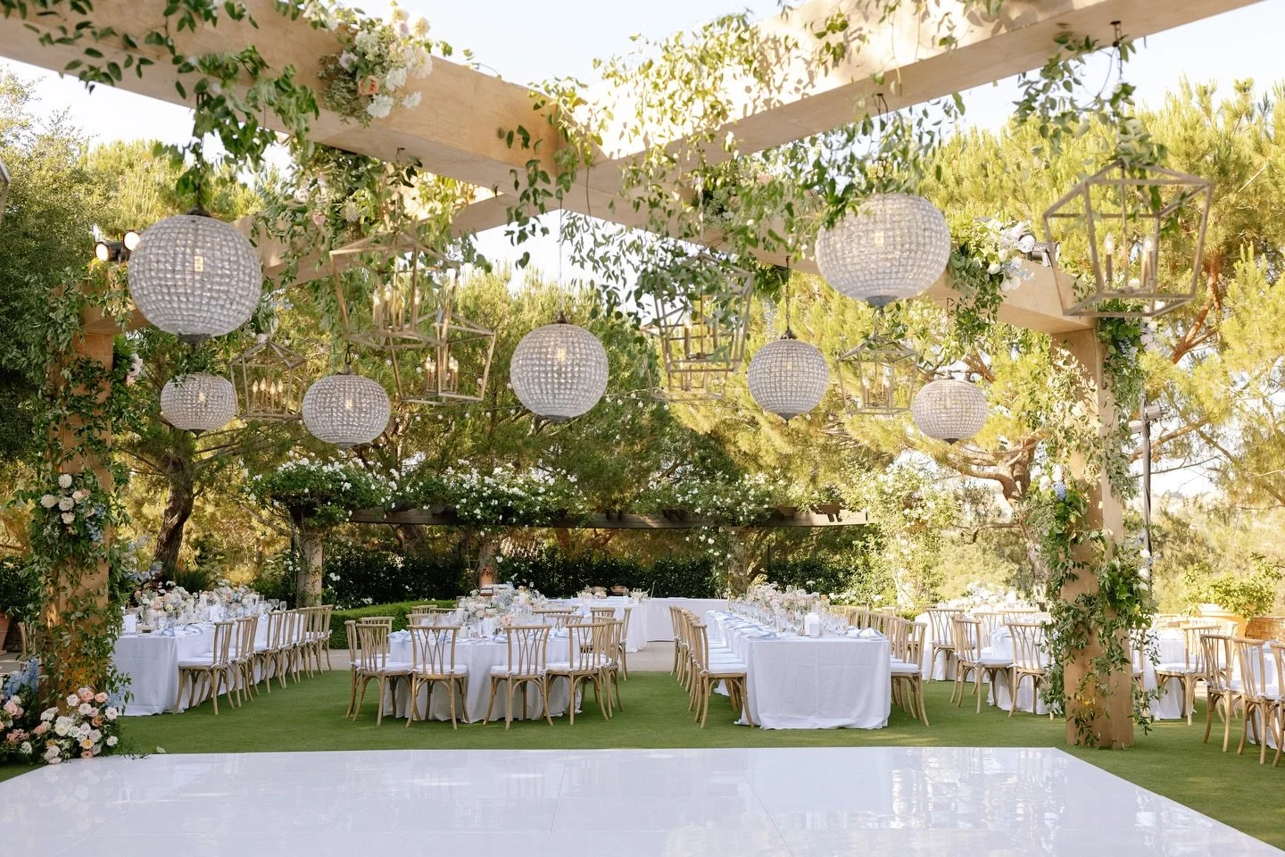 When it comes to nature, the design and decor should speak the same language. 

Lighting | Chandeliers | Structure #ambeteventproduction 
Planning @detailssarah 
Photography @chardphoto 
Videography @whitesparrowweddings 
Floral @bloomboxdesigns @nic