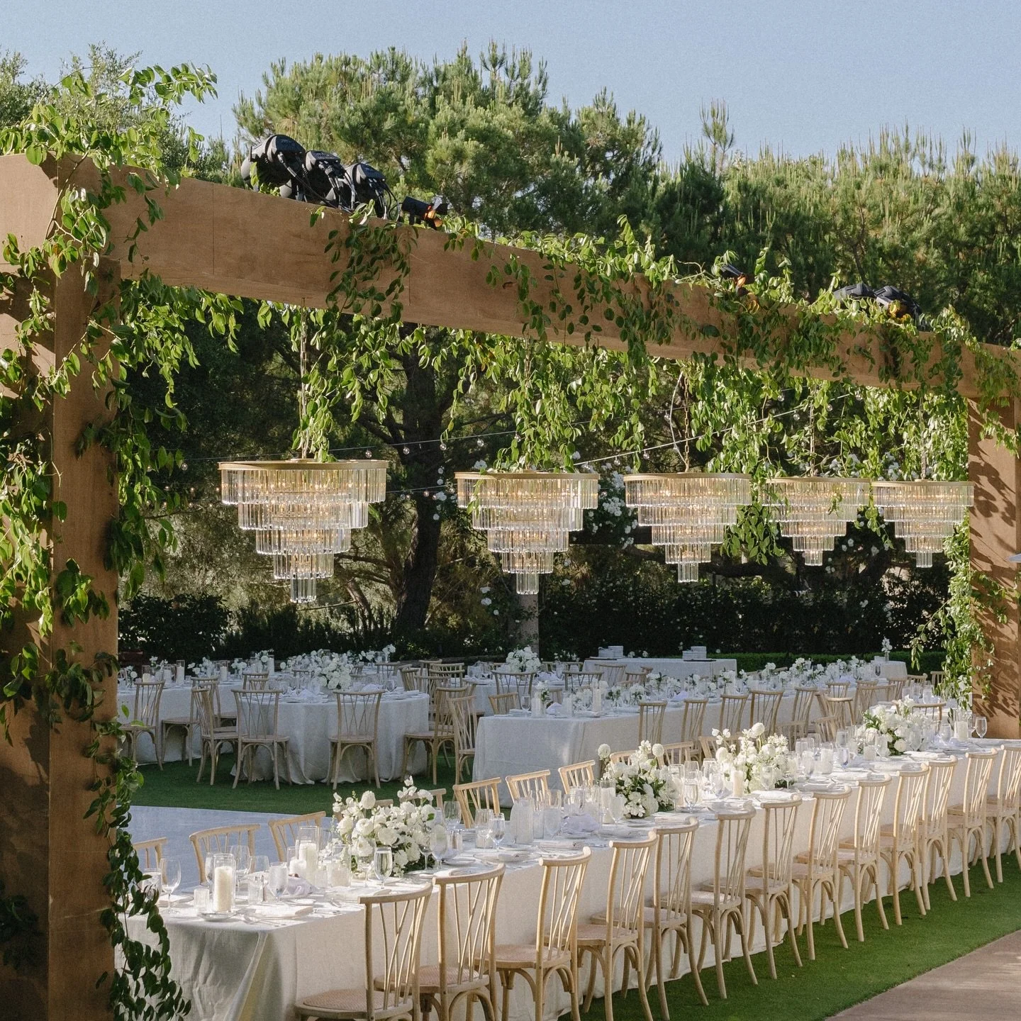 An alfresco dinner where effortless elegance meets a touch of modern glamour. 
Lighting | Structure #ambereventproduction
Planning @detailssarah 
Photography @photographybybenandkadin 
Floral @thebloomoftime 
Videography @amariproductions 
Rentals @s