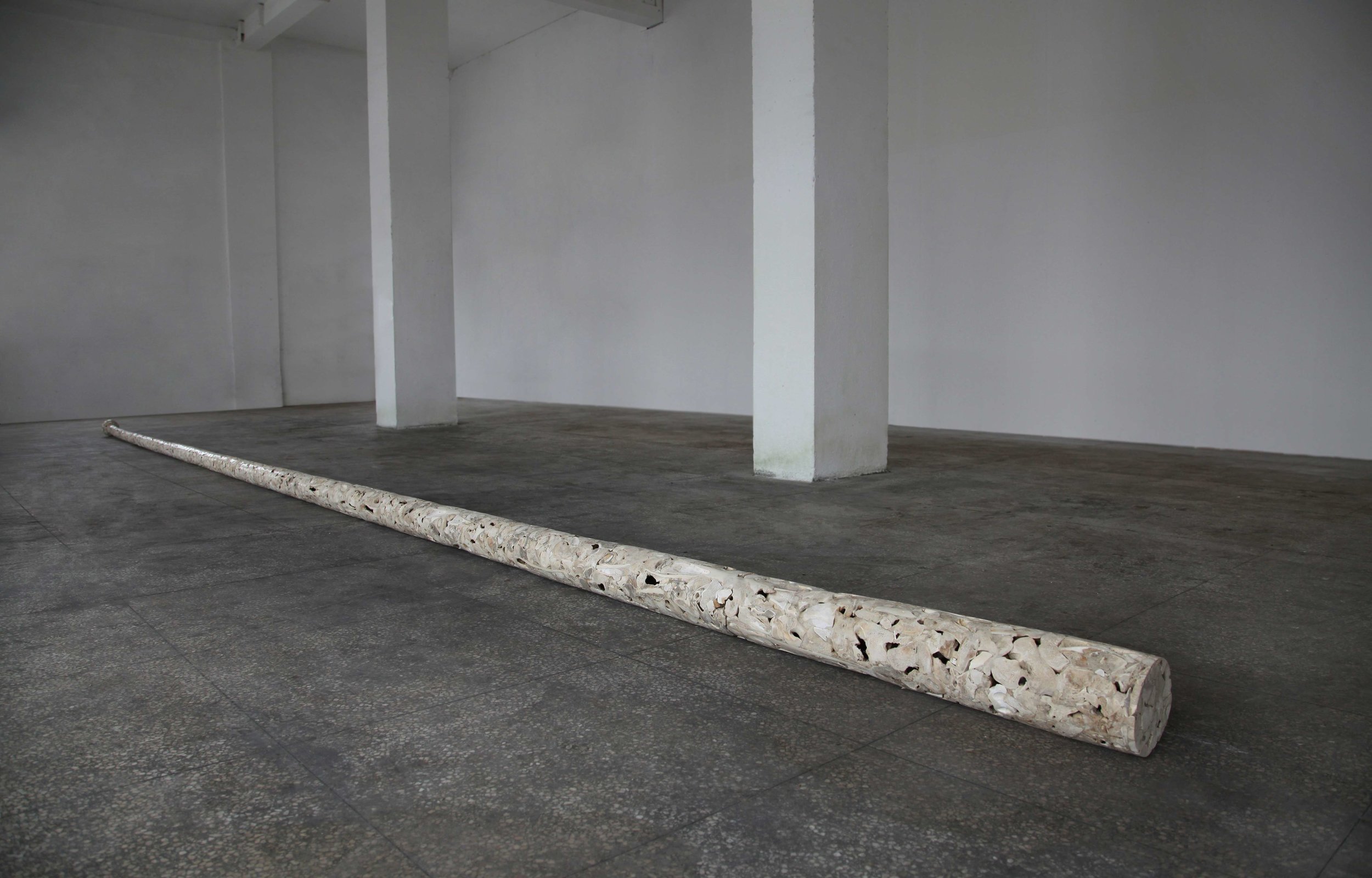 庞海龙   旗杆  材料：牛骨等综合材料  长900cm  直径17cm  2014_compressed.jpg