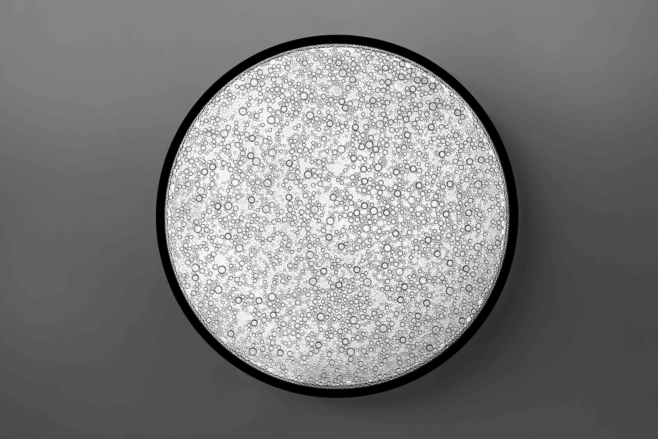 郑路-Zheng-Lu-无相二号--Insubstaniality-No.2-凸镜,-灯箱,-玻璃--Convex-Lens,-Light-Box,-Glass-直径150-cm-(diameter),-厚度7cm-(thick)-2017.jpg