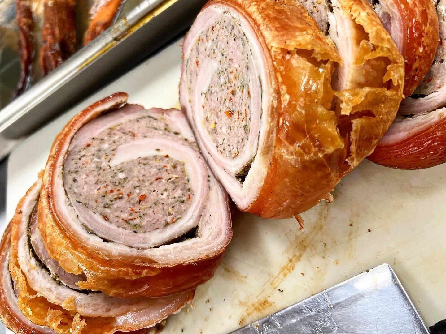 Don&rsquo;t you, forgetta about our Porchetta 🐷 💥 🐖 🤤 (pssst you can even ask Jimmy to slam it down on a poutine&hellip;.ya we will!!)
@flossies_belleville Open 11-3 Monday-Friday
.
.
#lunch #eat #flossies #flossiesandwichparlor #flossiessandwich