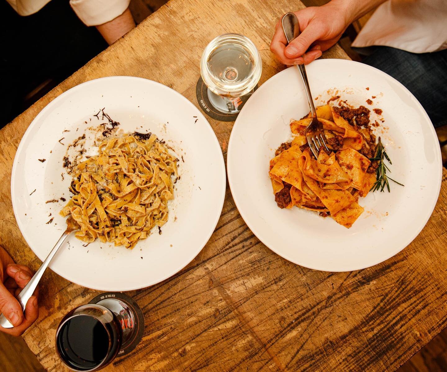 Sharing is caring!  Eat pasta with friends! 🍝❤️🍷 photo by @tinabfoto