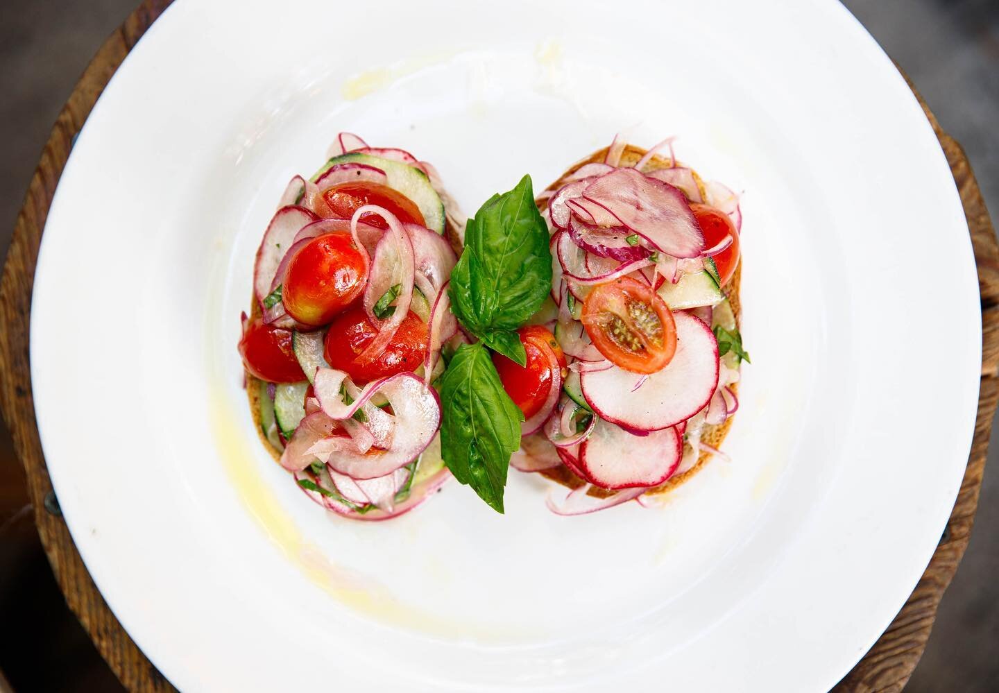 &ldquo;Panzanella alla Pratese&rdquo; = Summer on a plate! (Bruschetta with tomatoes, cucumbers, red onions and radishes) ☀️ 🍅 🥒 🌿  photo by @tinabfoto