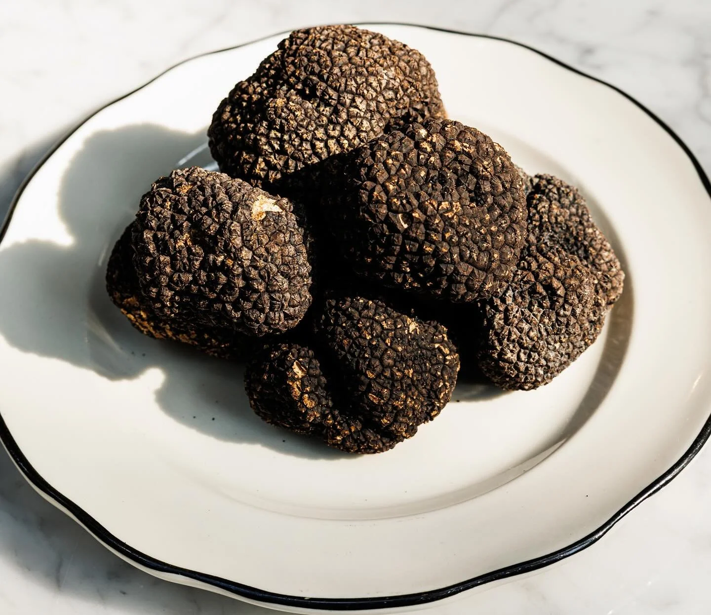 Happy 4th of July 🇺🇸 🎆 🗽  Bringing our best to your celebrations!  Come enjoy these beautiful summer truffles, we are never stingy on the grater! 🍝❤️🍷