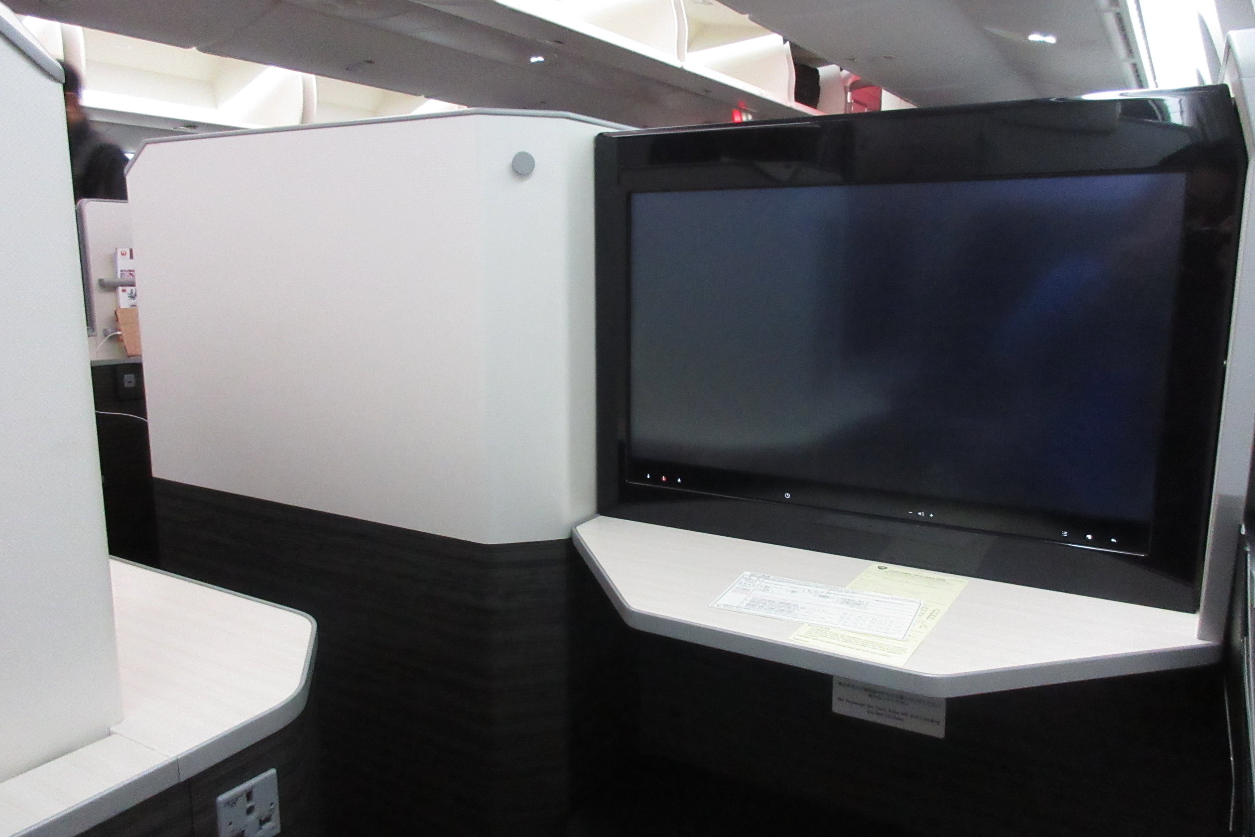 Japan Airlines business class – Seat 9K private walkway