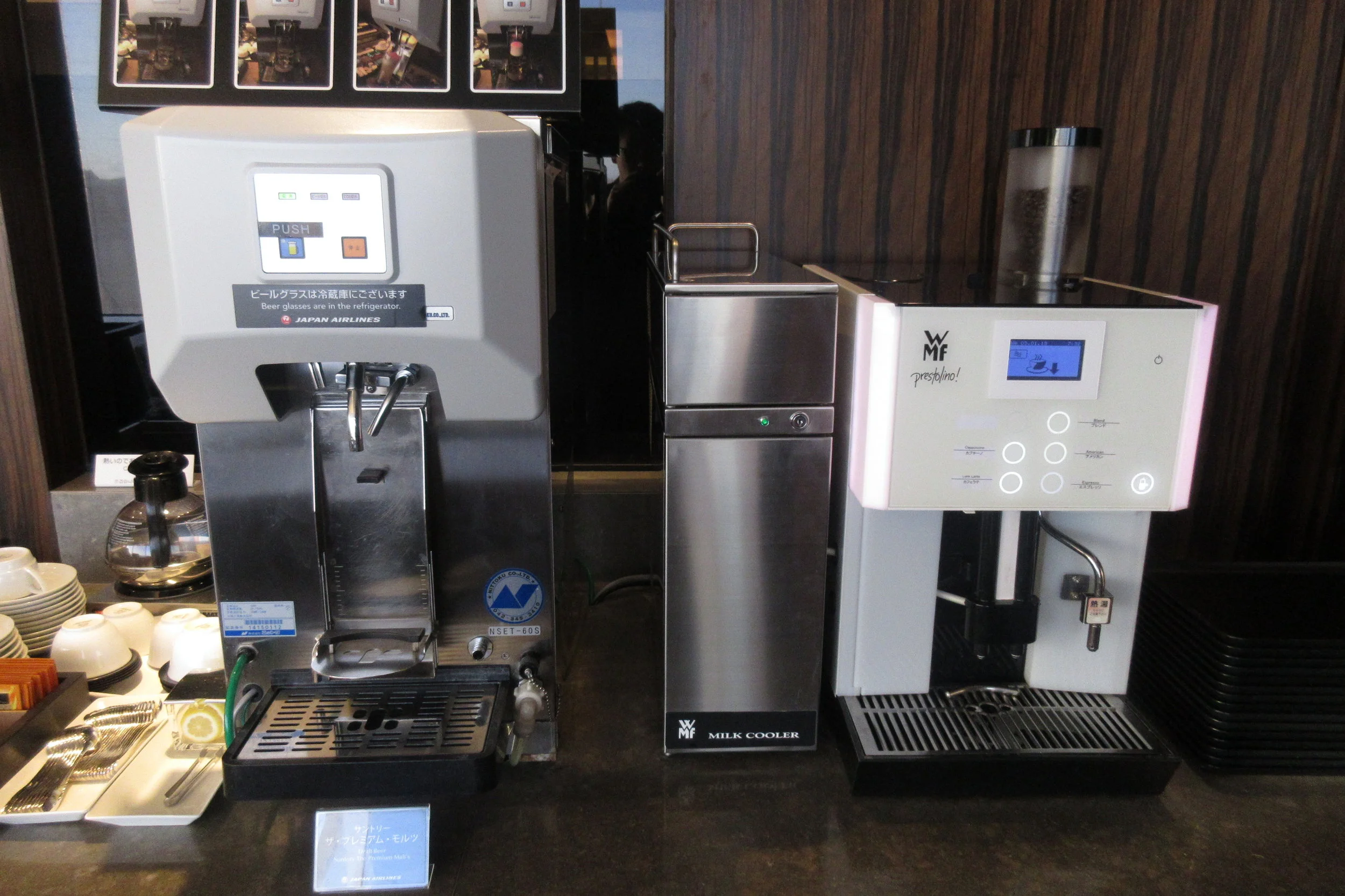 Japan Airlines First Class Lounge Tokyo Narita – Drink machines