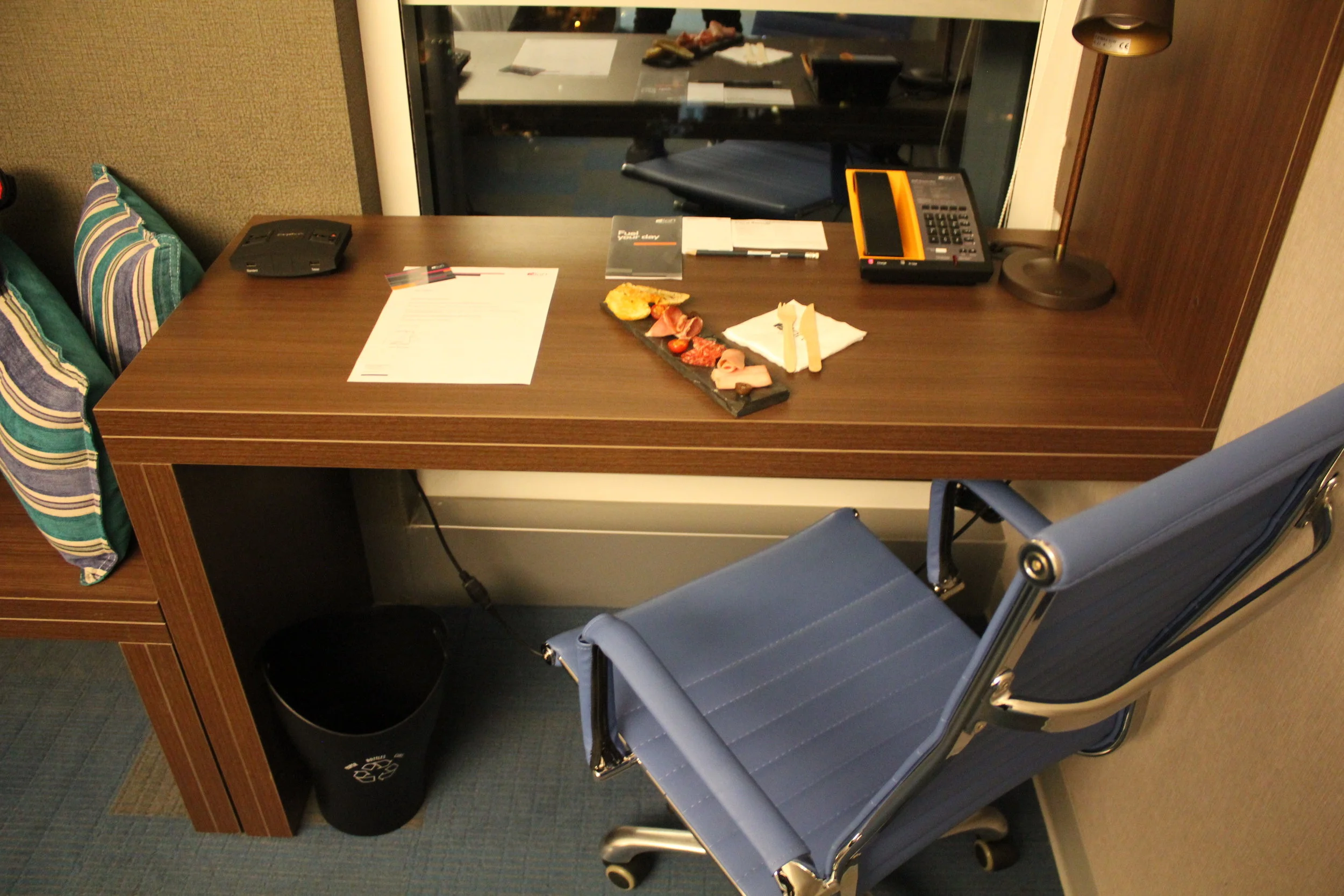 Aloft Montevideo – Right-side desk