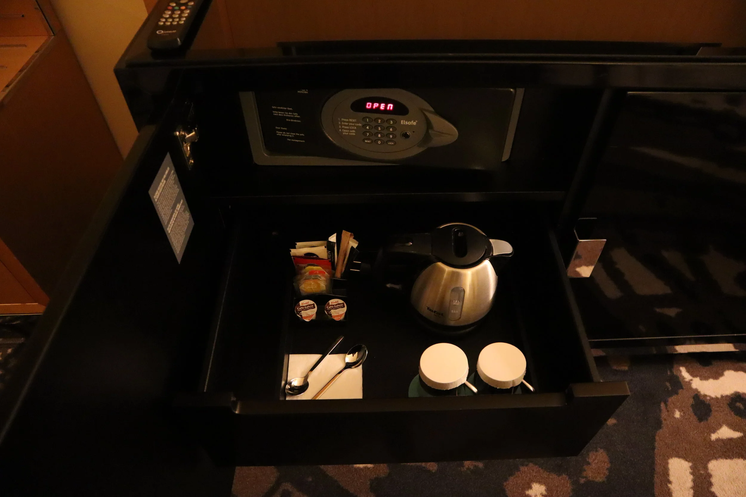 Le Méridien Munich – Minibar and coffee & tea kit