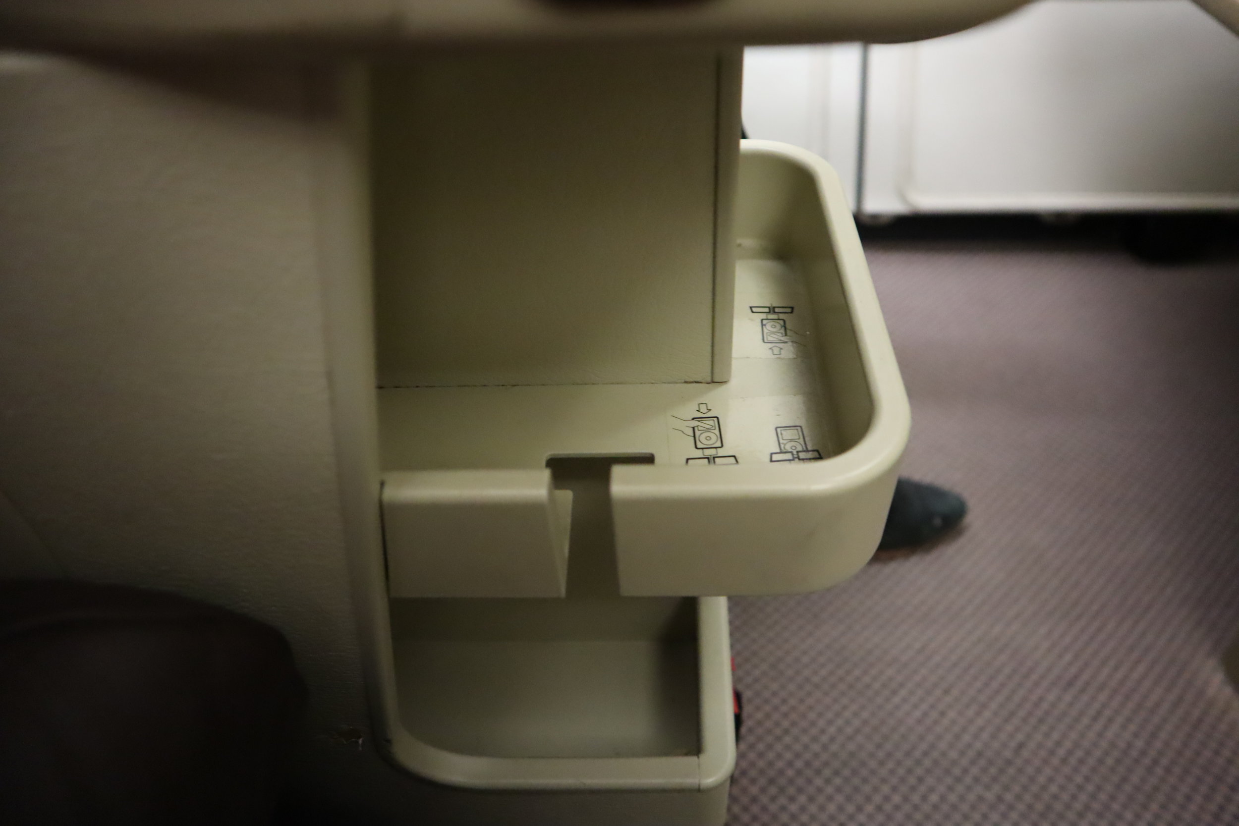 Singapore Airlines A330 business class – iPod storage