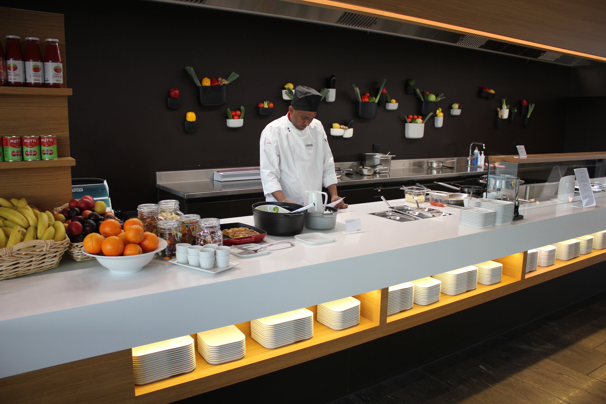 Live cooking station at the Swiss Senator & Business Lounge Zurich