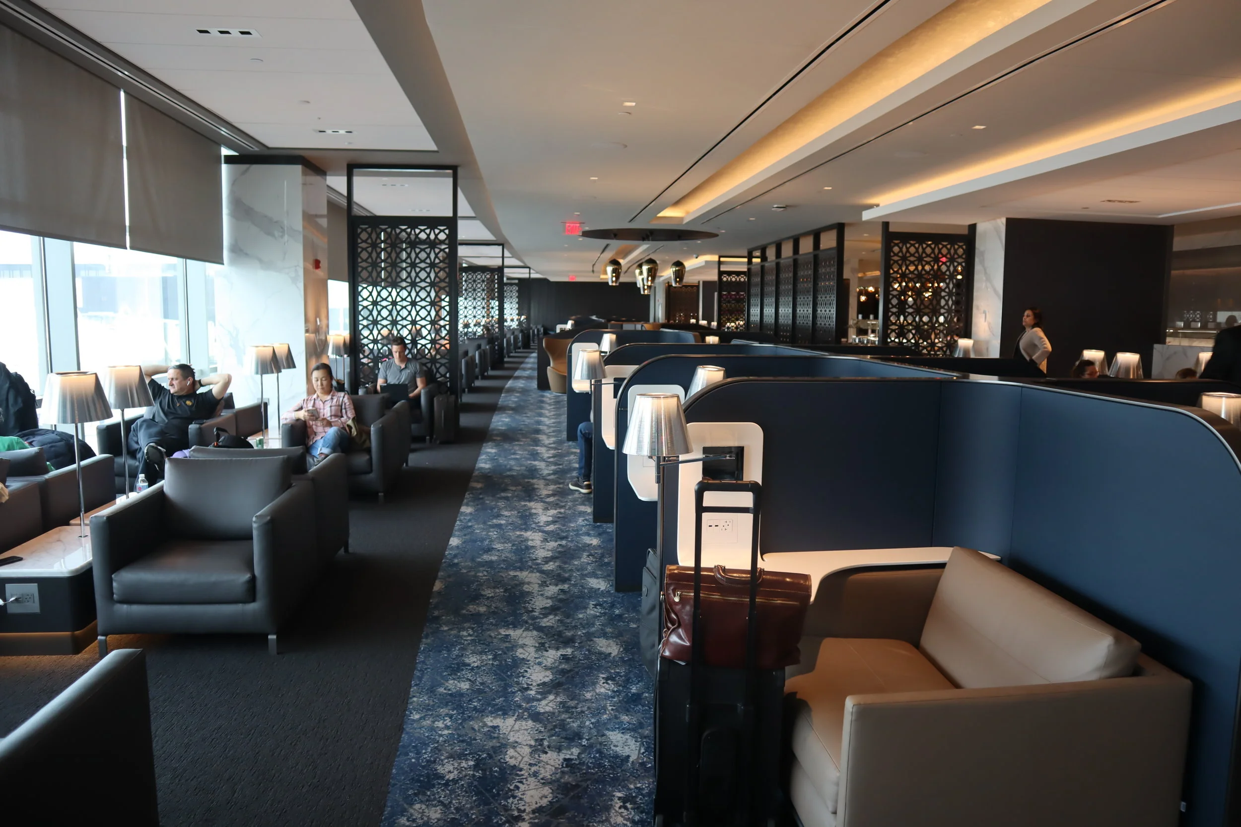 United Polaris Lounge Newark – Main seating area