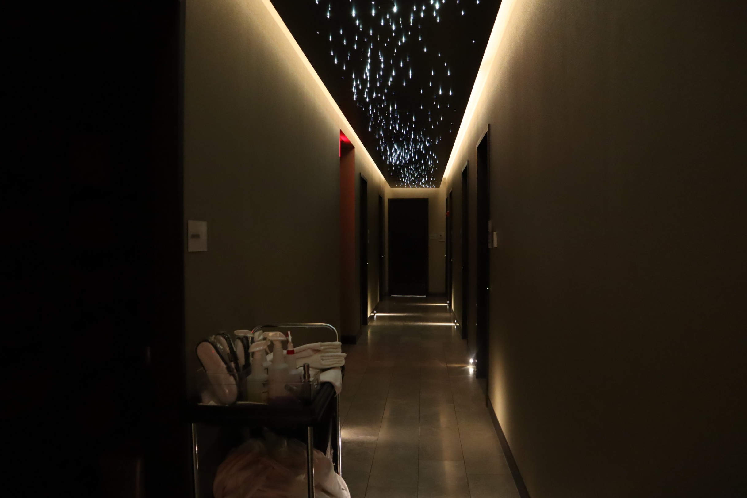 United Polaris Lounge Newark – Hallway to shower suites