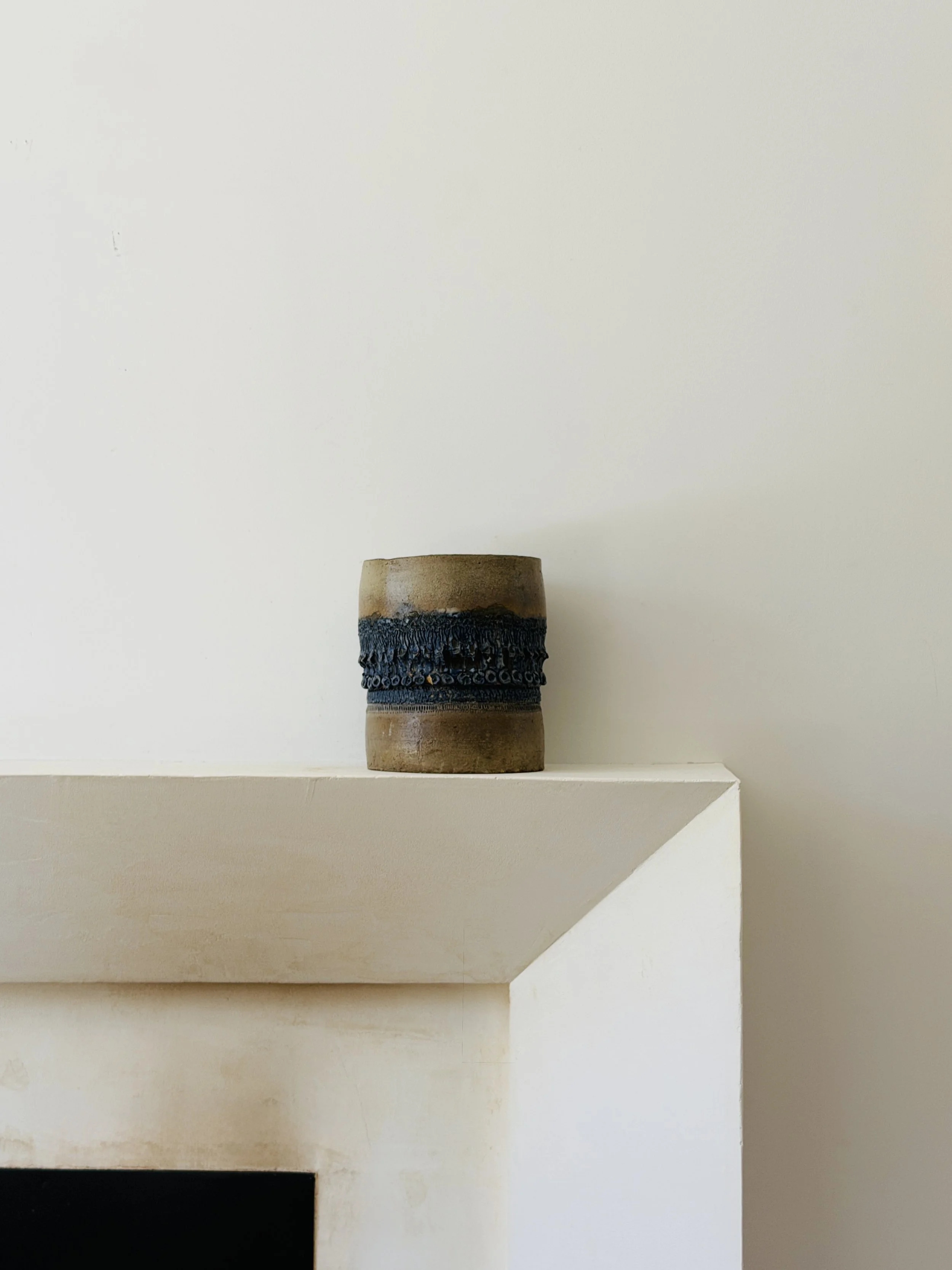 MATERI(A)NTIQUES LARGE CYLINDRICAL STUDIO POTTERY VESSEL; SAND WITH DARK BLUE TEXTURED DECORATIVE DETAIL 536-A(5).jpg