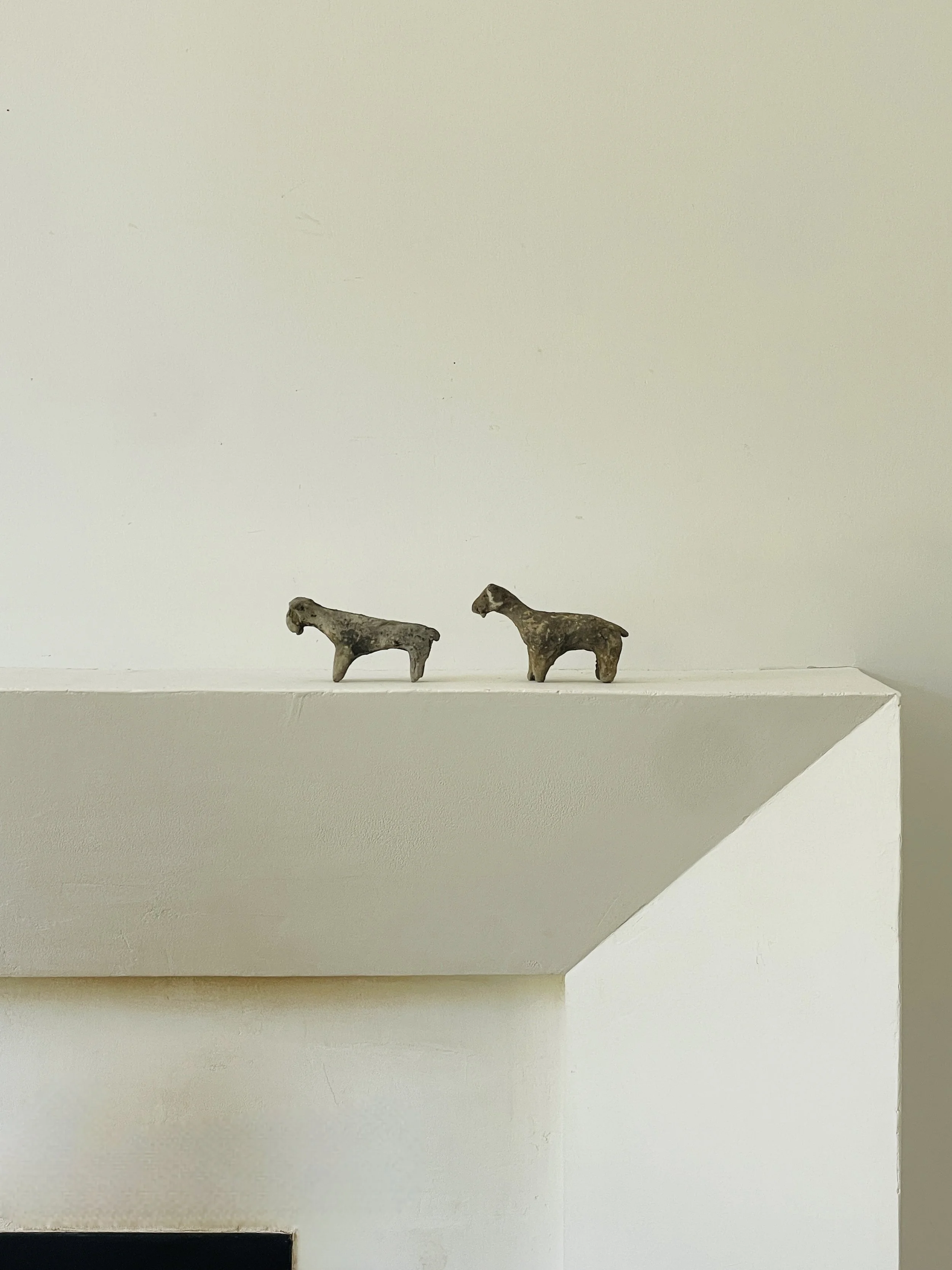 MATERI(A)NTIQUES SMALL RUSTIC CERAMIC FARM ANIMAL SET(5).jpg