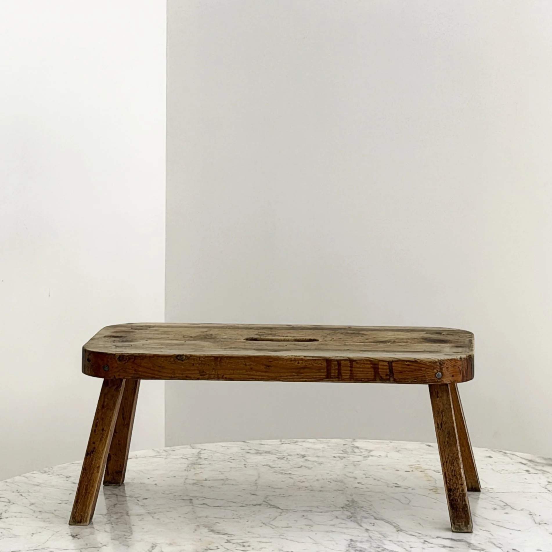 MATERI(A)NTIQUES LOW WOODEN STEPSTOOL WITH HANDHOLD.1.jpg