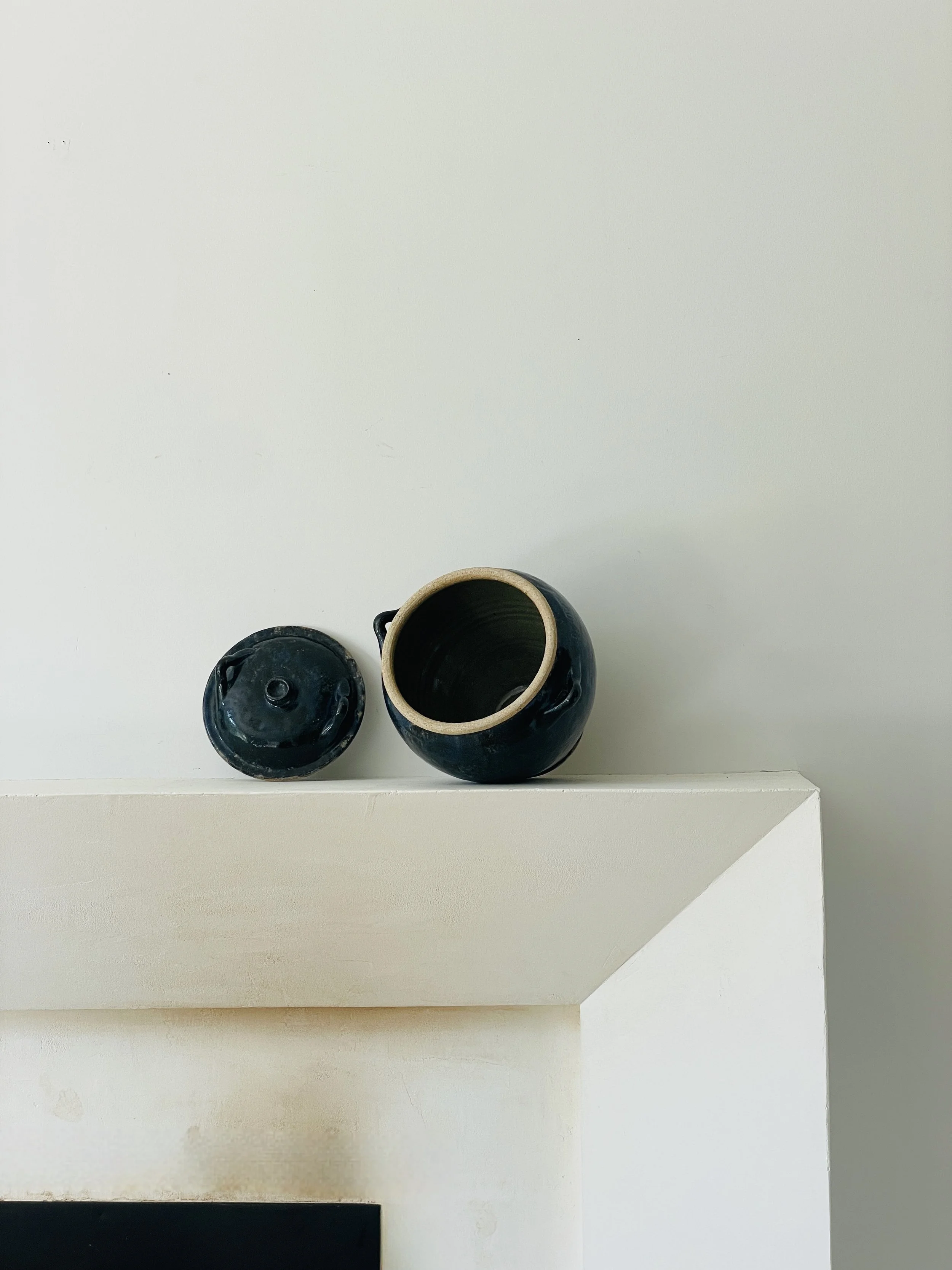 MATERI(A)NTIQUES MEDIUM NAVY STUDIO POTTERY VESSEL WITH HANDLES AND LID(5).jpg