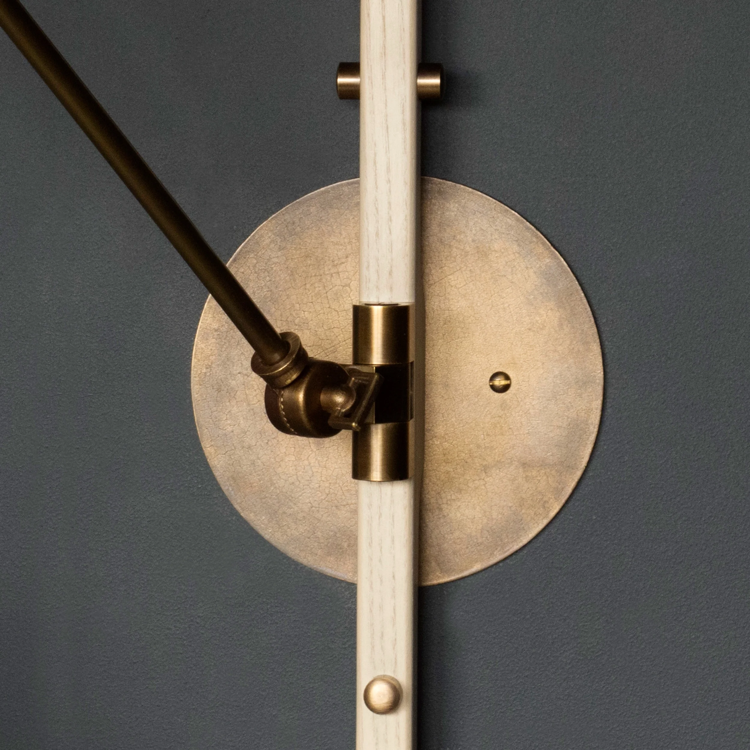 L%27Arc+36%2522+Swivel+Detail.jpg