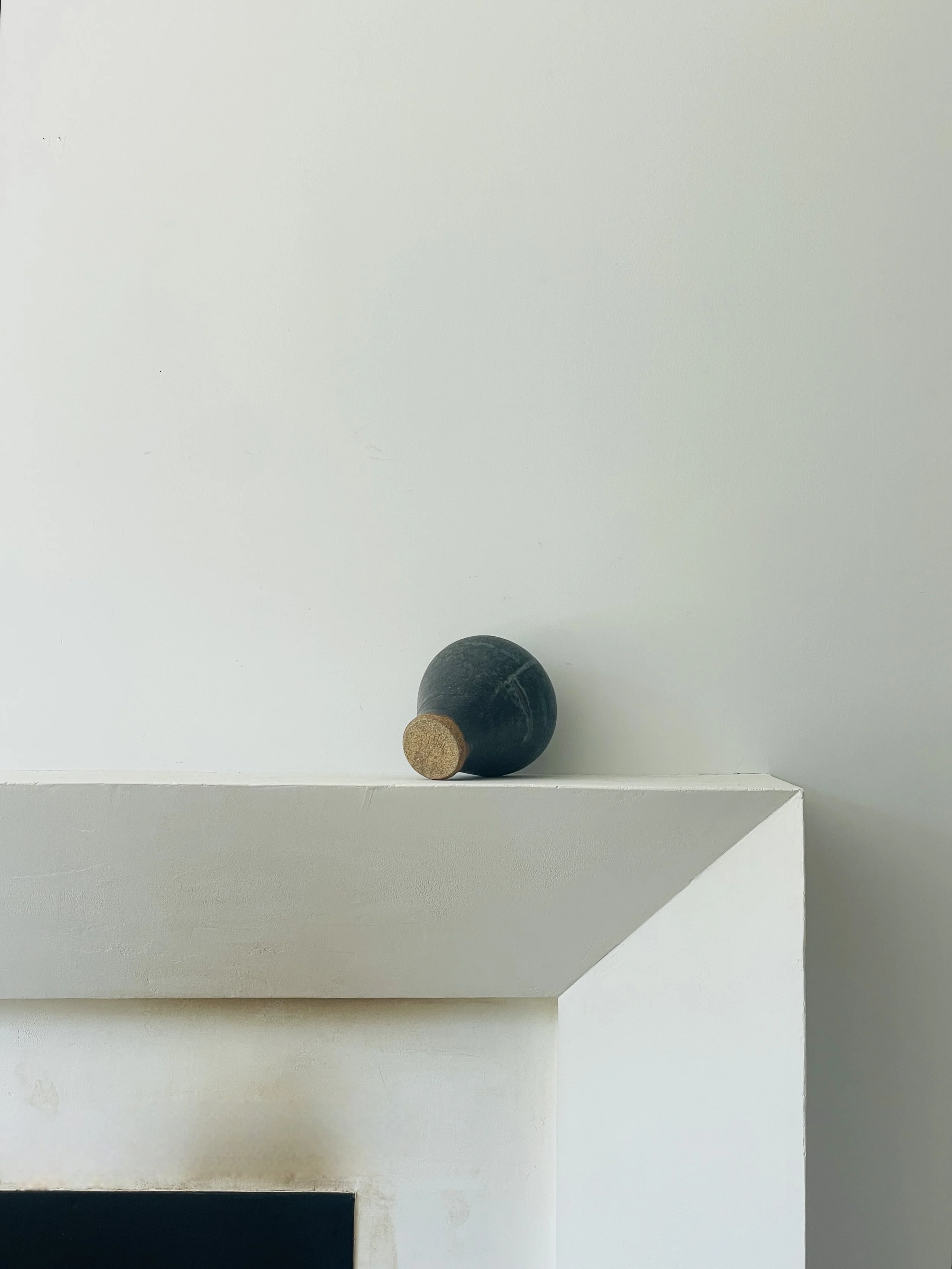 MATERI(A)NTIQUES MEDIUM CHARCOAL : TEAL TULIP SHAPED STUDIO POTTERY VASE(7).jpg