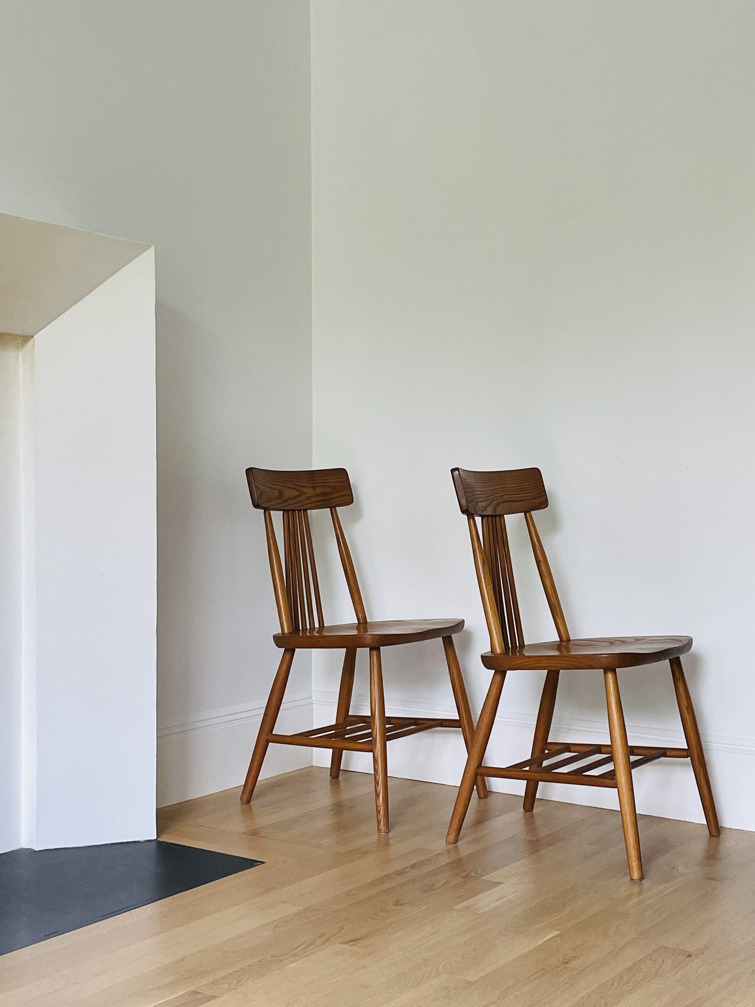 MATERI(A)NTIQUES MID CENTURY MODERN OAK WINDSOR CHAIR SET(3).jpg