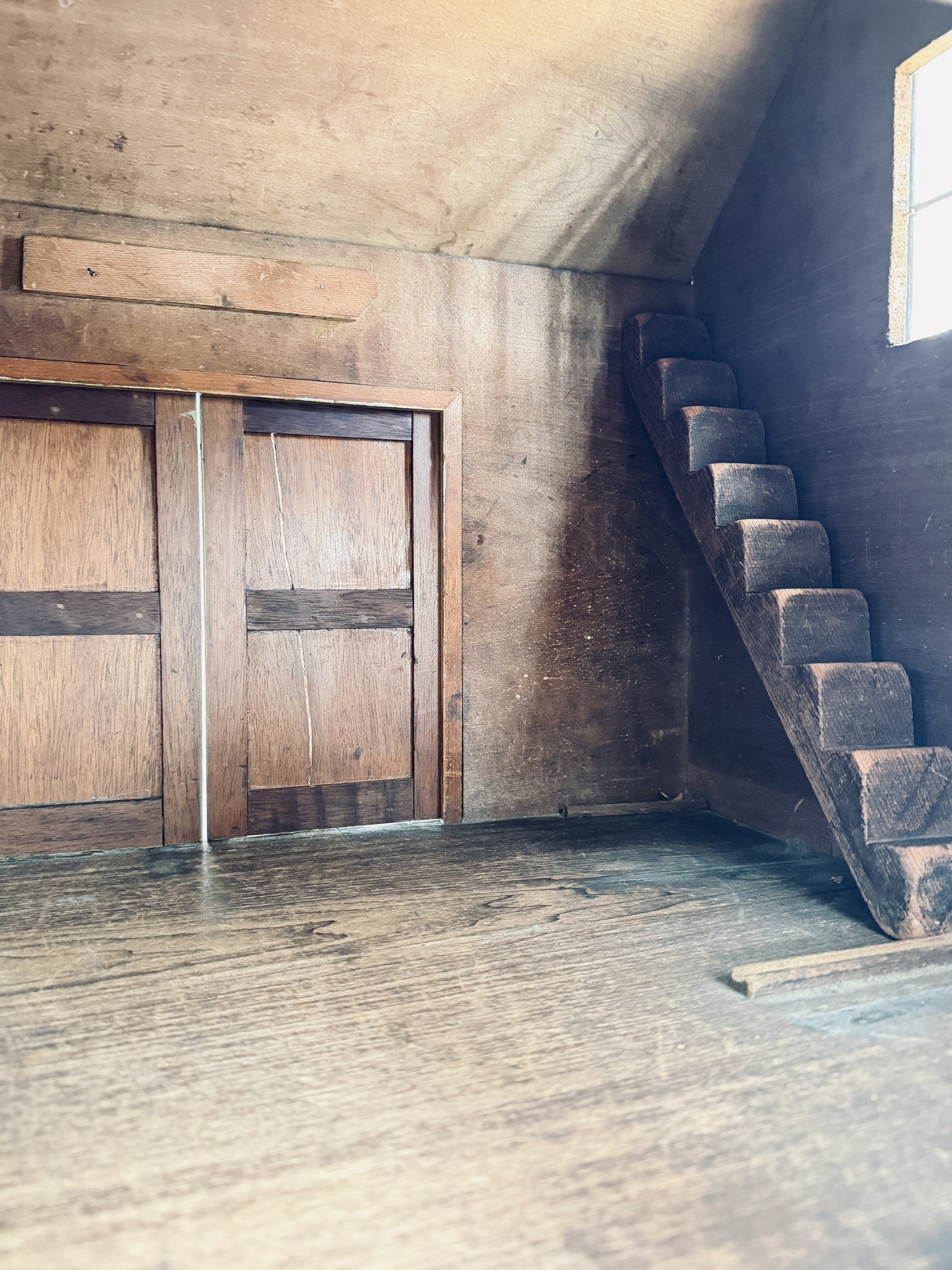 MATERI(A)NTIQUES EXTRA LARGE OLIVE AND OCHRE PAINTED MODEL BARN.10.jpg