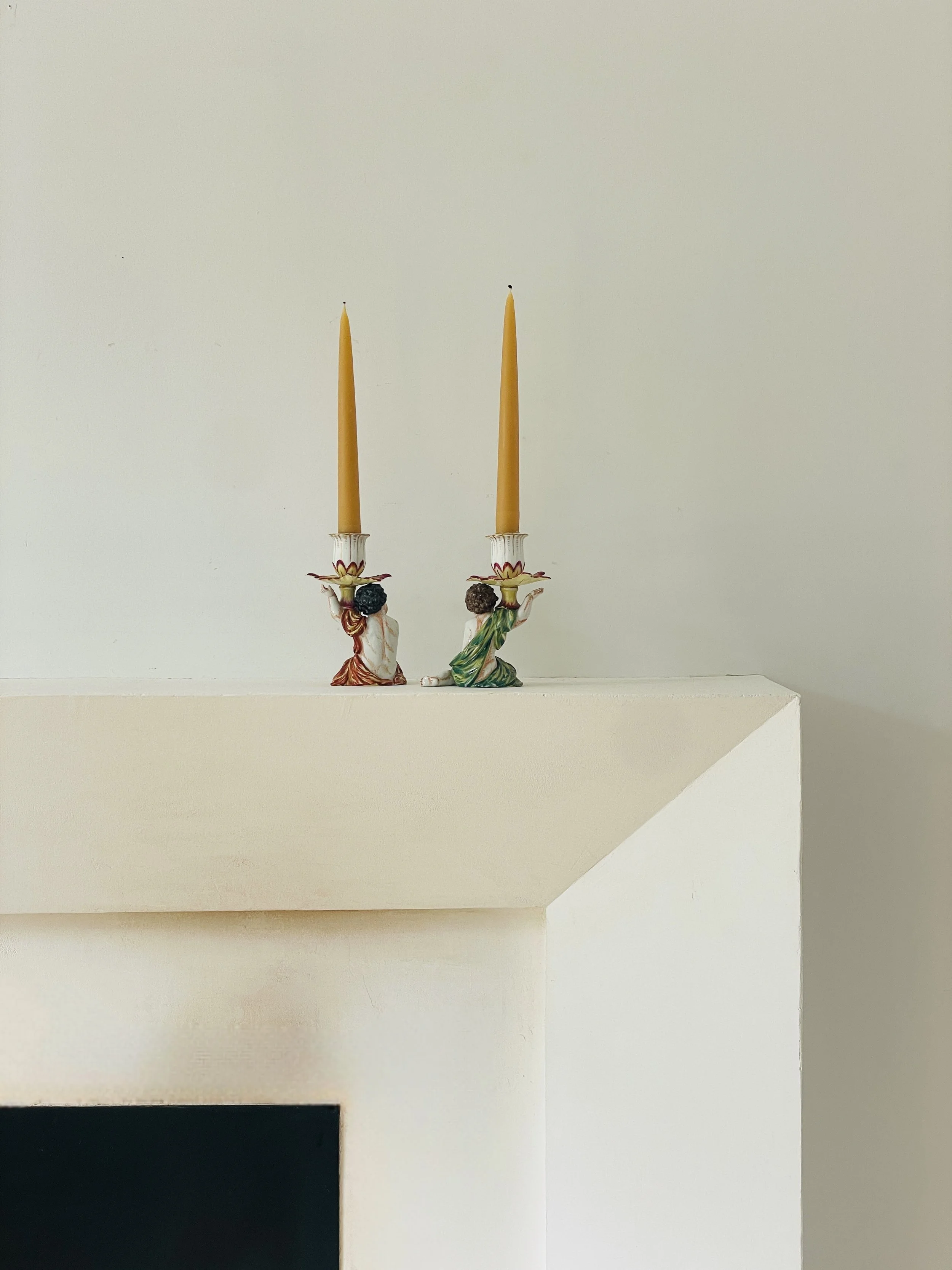 MATERI(A)NTIQUES RED AND GREEN CHERUB WITH FLOWER MOTIF PORCELAIN CANDLESTICK SET(4).jpg