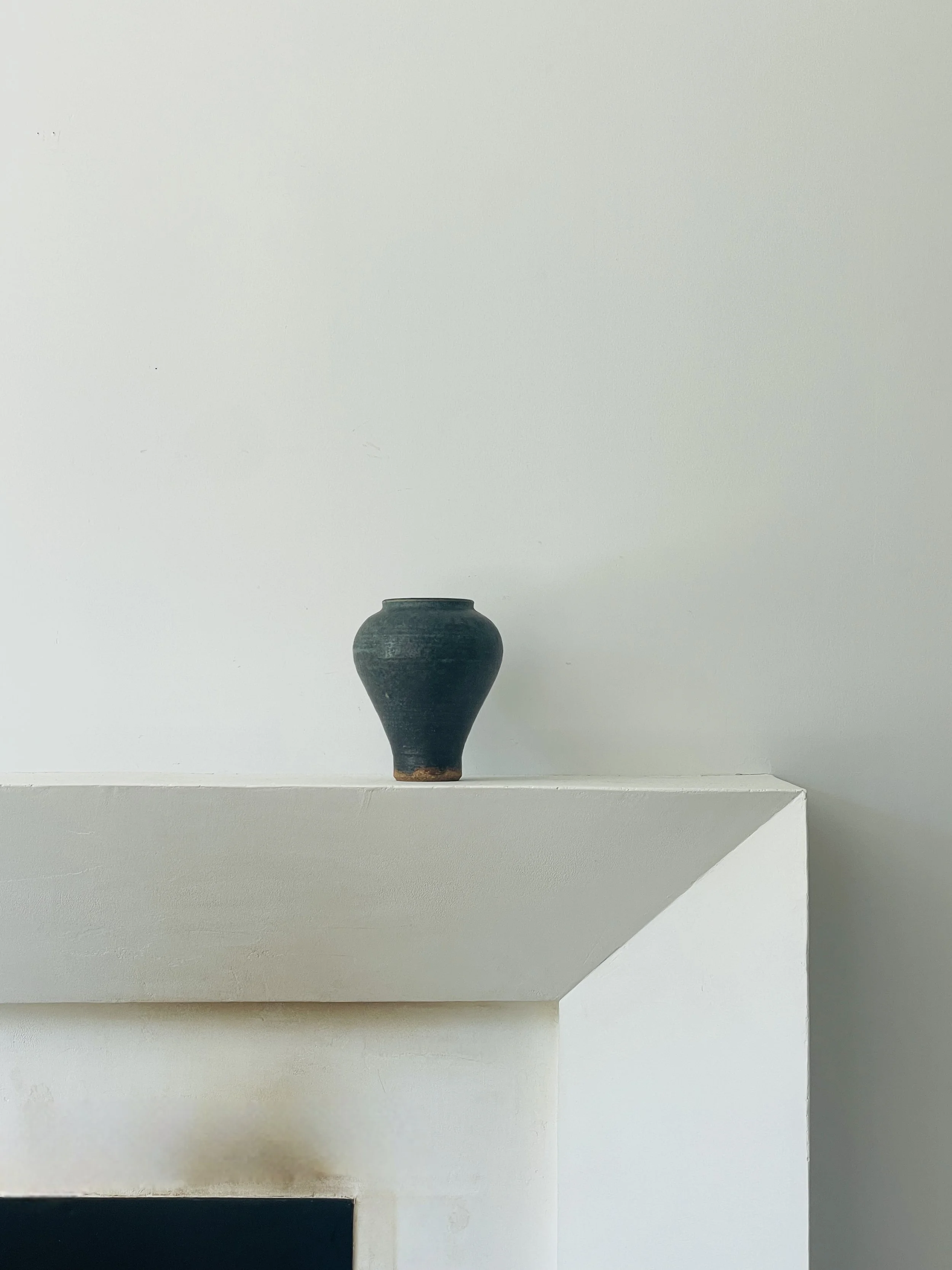 MATERI(A)NTIQUES MEDIUM CHARCOAL : TEAL TULIP SHAPED STUDIO POTTERY VASE.jpg