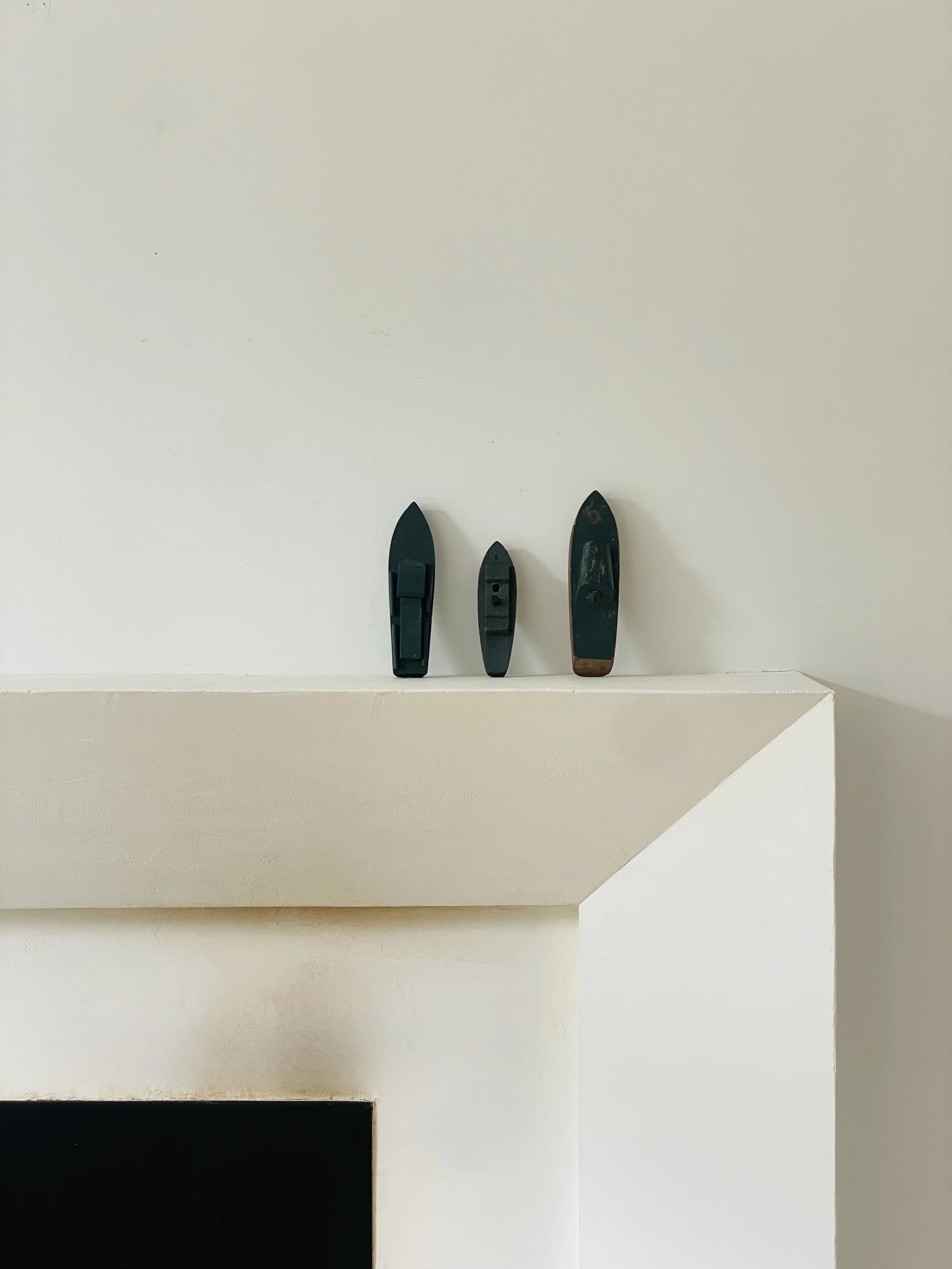 MATERI(A)NTIQUES SET OF 3 WOODEN HAND PAINTED TOY BOATS(7).jpg