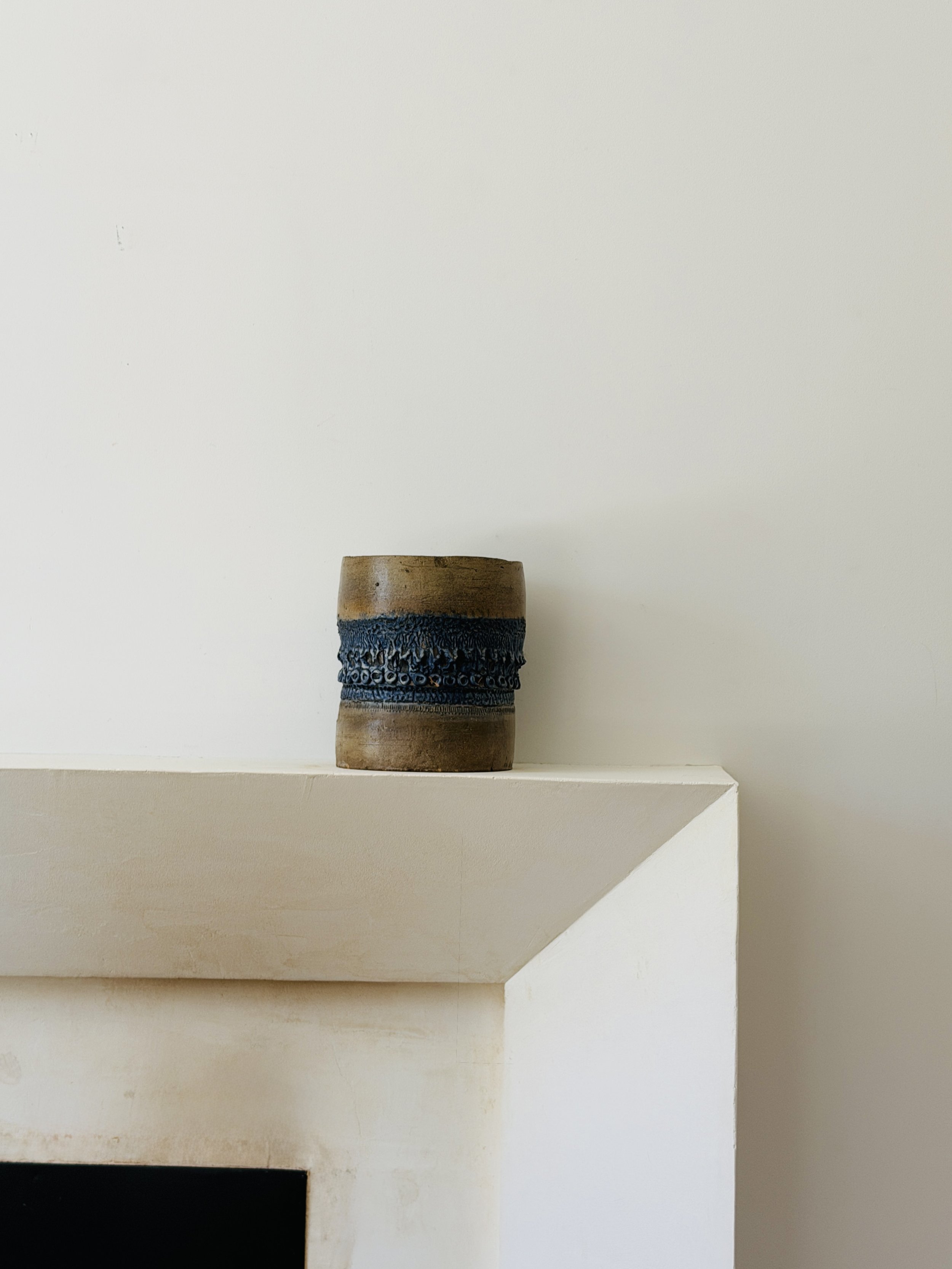 MATERI(A)NTIQUES LARGE CYLINDRICAL STUDIO POTTERY VESSEL; SAND WITH DARK BLUE TEXTURED DECORATIVE DETAIL 536-A(3).jpg