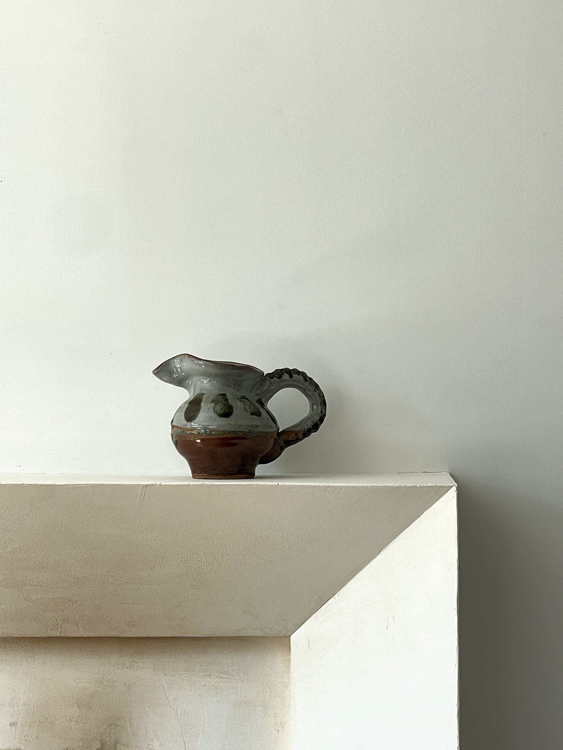 MATERI(A)NTIQUES MEDIUM GREY:GREEN STUDIO POTTERY PITCHER WITH RUFFLE HANDLE(4).jpg