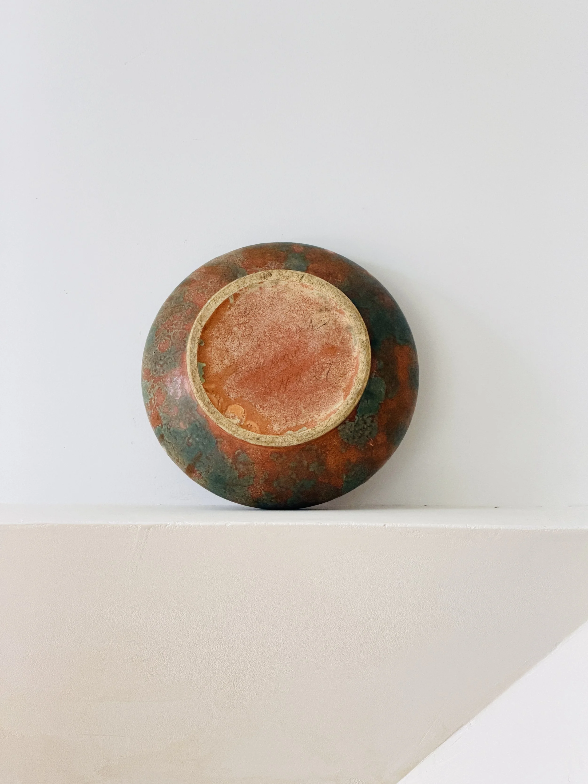 MATERI(A)NTIQUES MEDIUM OPEN MOUTH STUDIO POTTERY FOOTED BOWL WITH TERRACOTTA AND BLUE GLAZE 524-A(8).jpg
