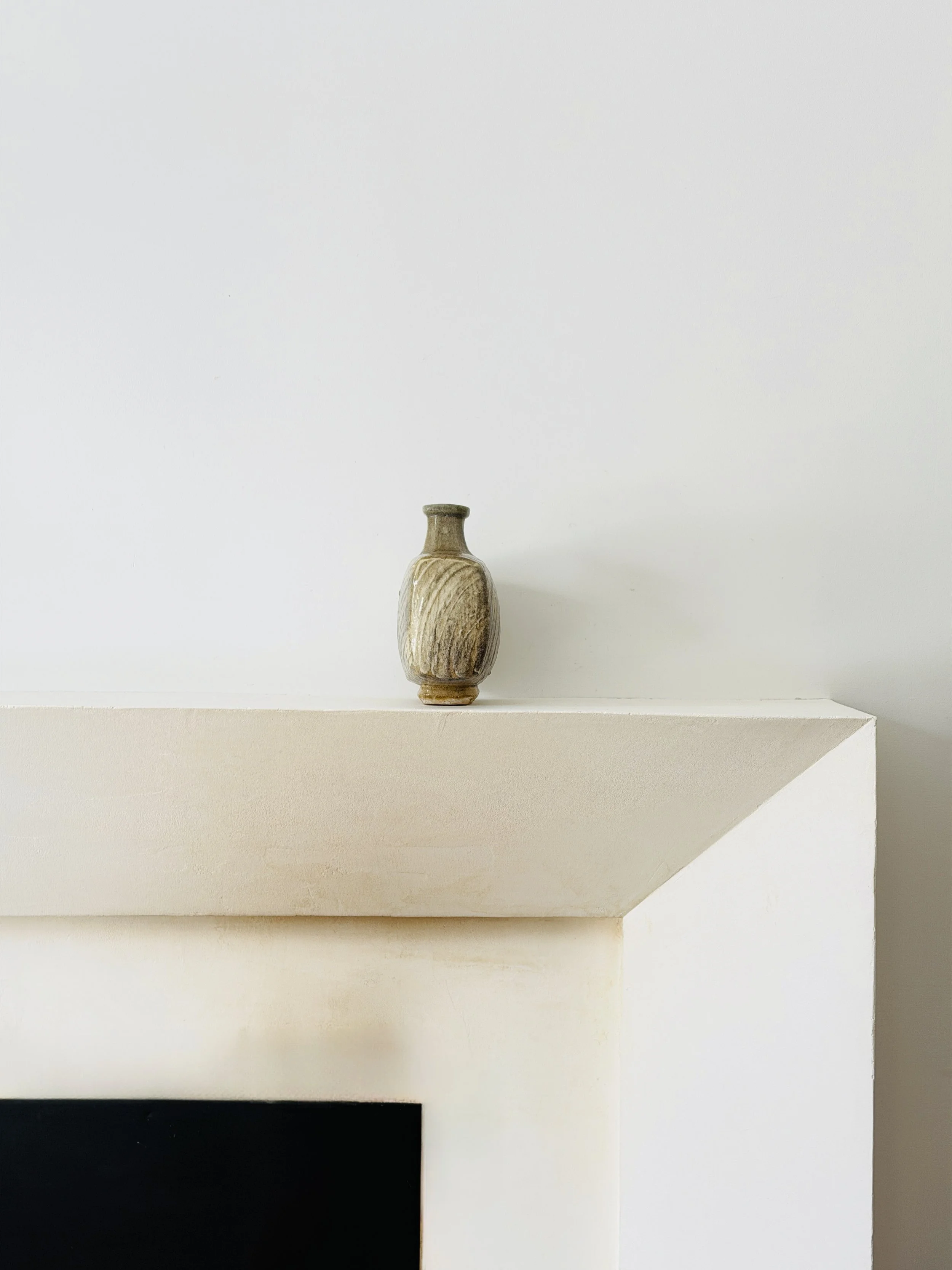 MATERI(A)NTIQUES MEDIUM BEIGE RECTANGULAR STUDIO POTTERY VASE ON RAISED FOOT(3).jpg