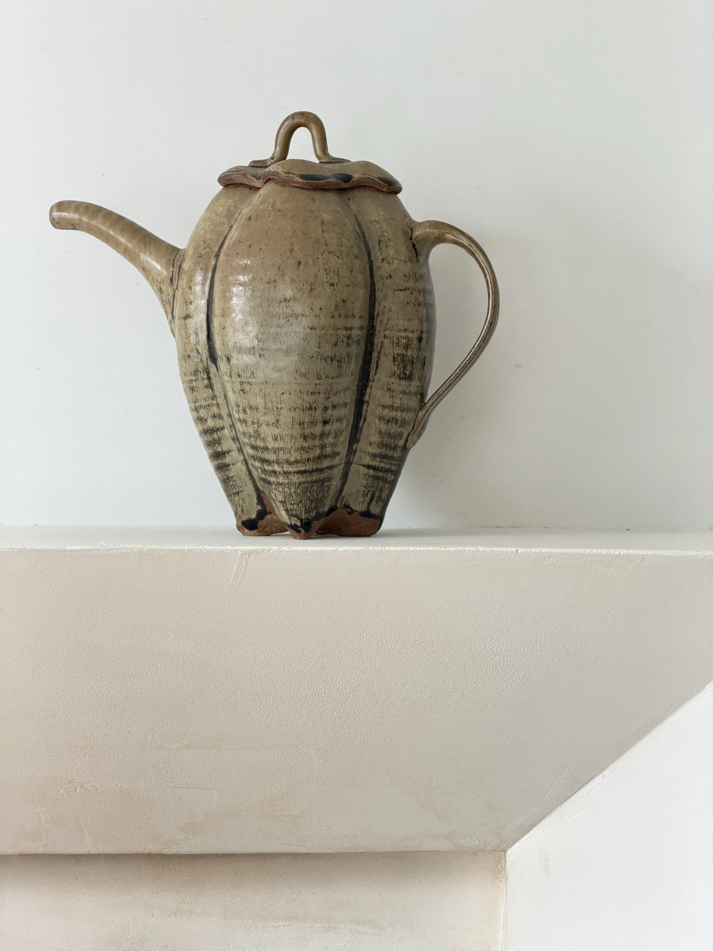 MATERI(A)NTIQUES STUDIO ART POTTERY BULBOUS SCULPTURAL TEAPOT 465-A(2).JPG