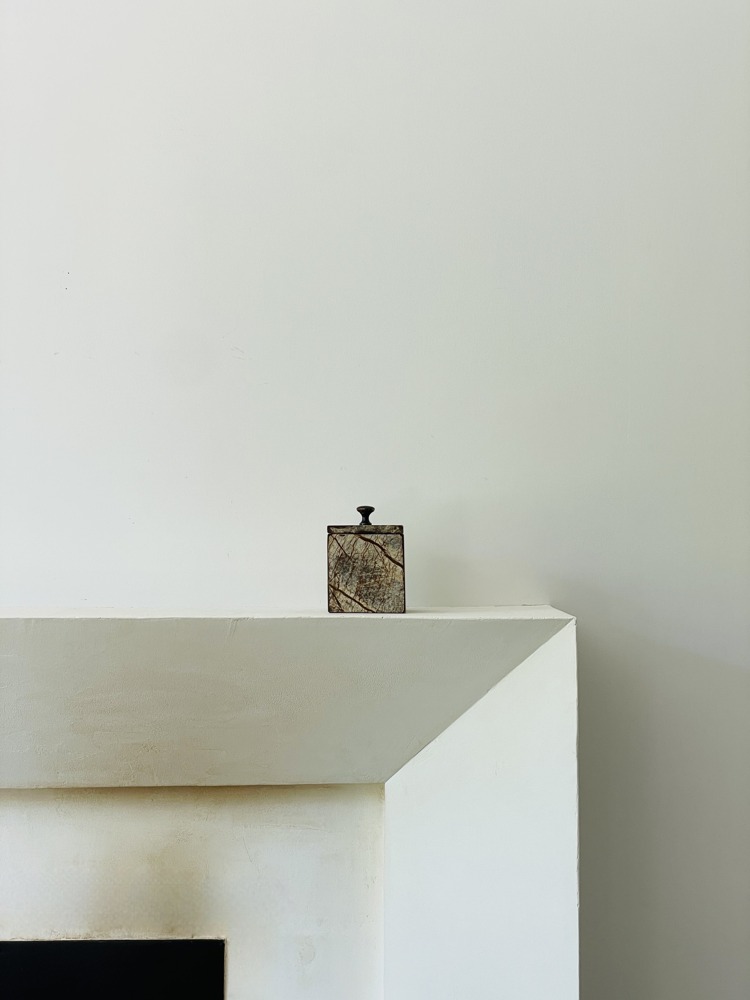 MATERI(A)NTIQUES SMALL SQUARE STONE LIDDED BOX(4).jpg