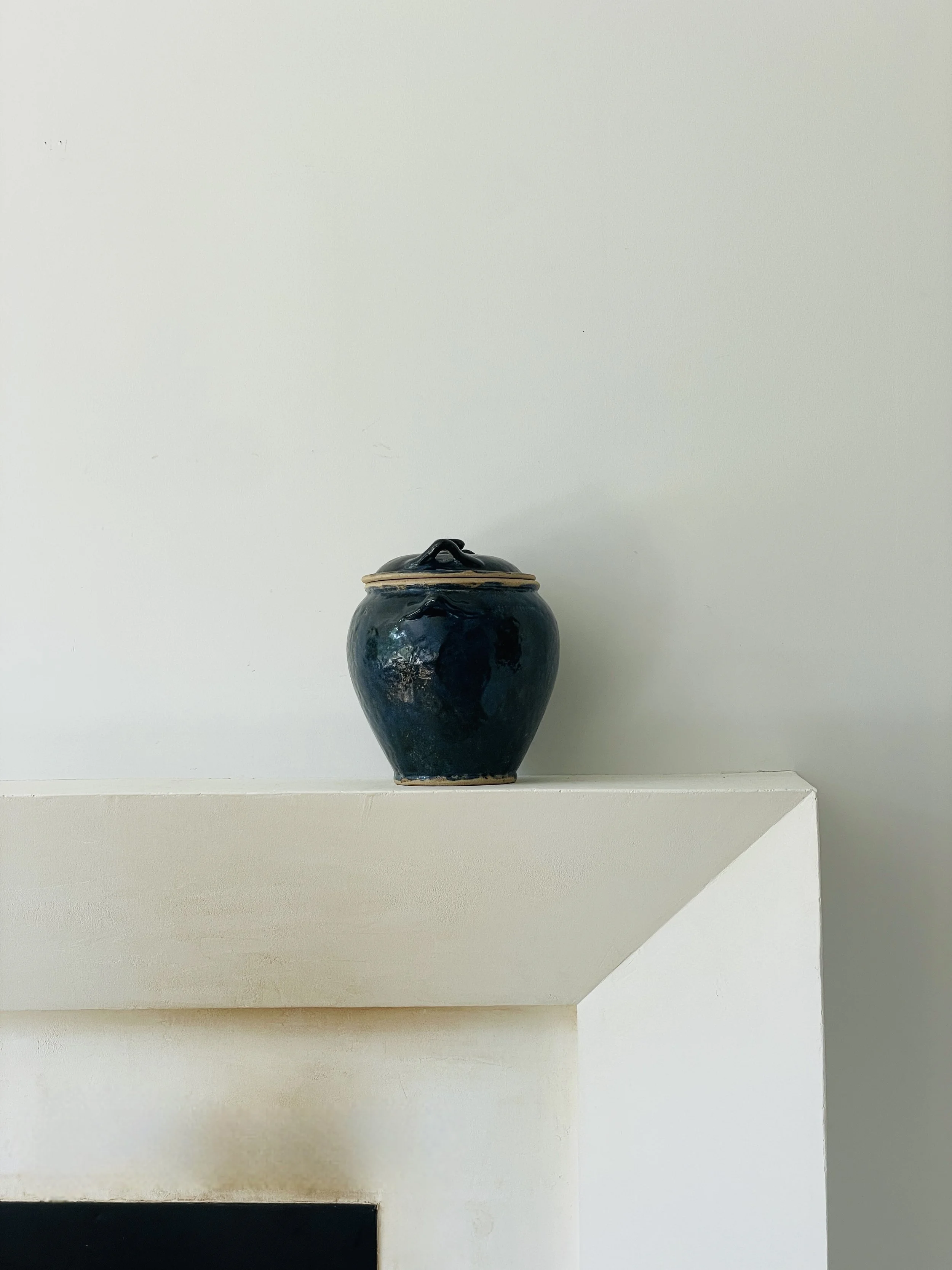 MATERI(A)NTIQUES MEDIUM NAVY STUDIO POTTERY VESSEL WITH HANDLES AND LID(2).jpg