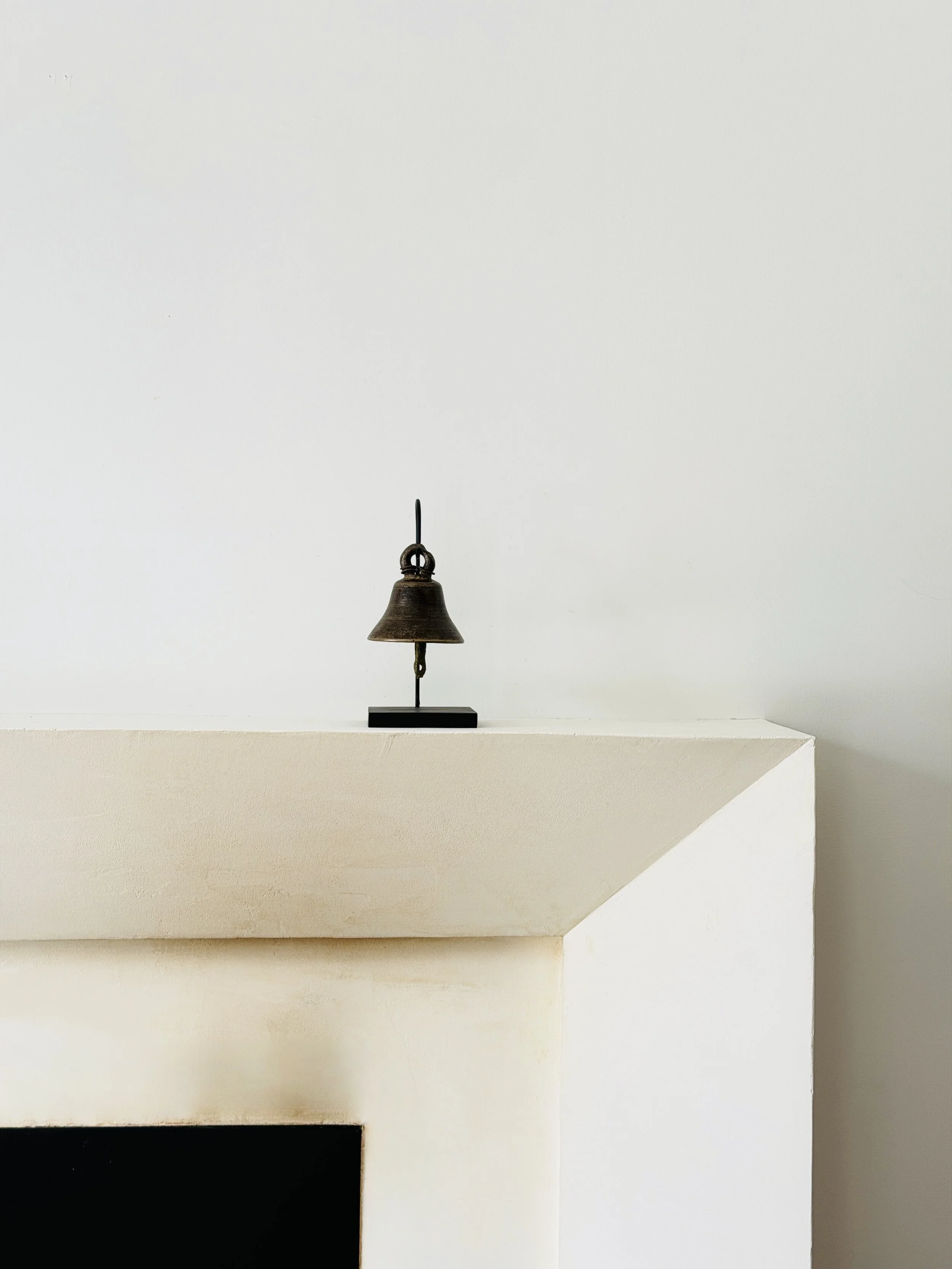 MATERI(A)NTIQUES LARGE THAI : BURMESE BUDDHIST TEMPLE BRONZE BELL LATE 19TH C. - EARLY 20TH C.; FLUTED THREE BAND MOTIF 414-A(2).jpg