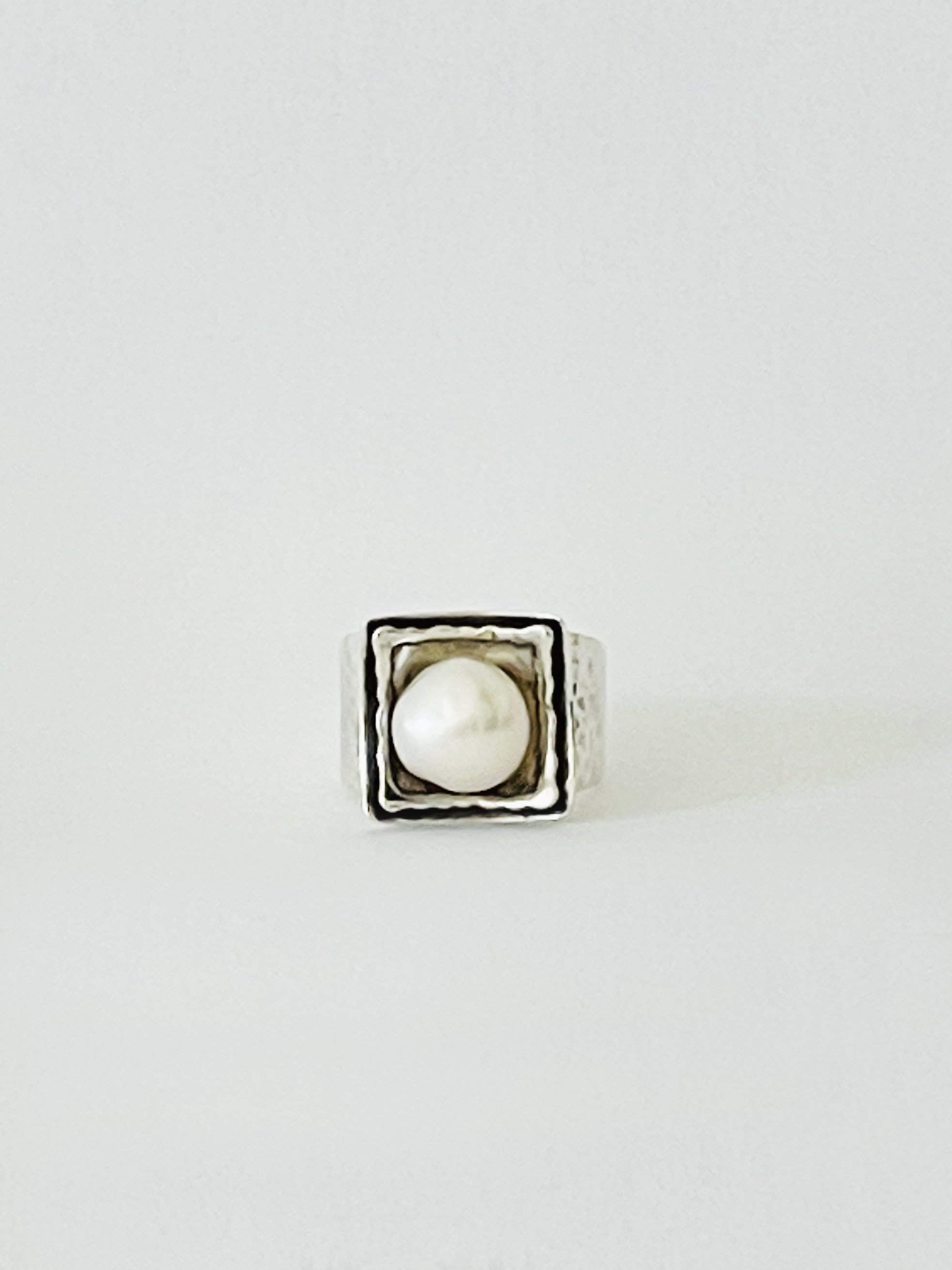 MATERI(A)NTIQUES STERLING AND PEARL SQUARE FACE RING; SIZE 5.5(6).jpg