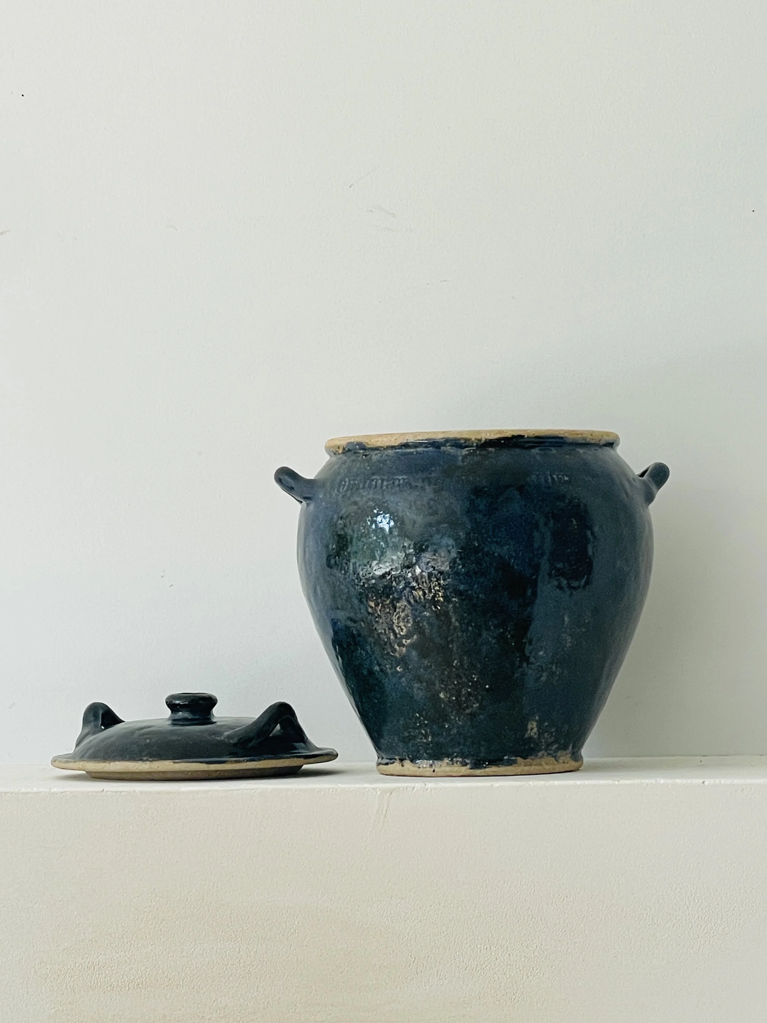 MATERI(A)NTIQUES MEDIUM NAVY STUDIO POTTERY VESSEL WITH HANDLES AND LID(8).jpg