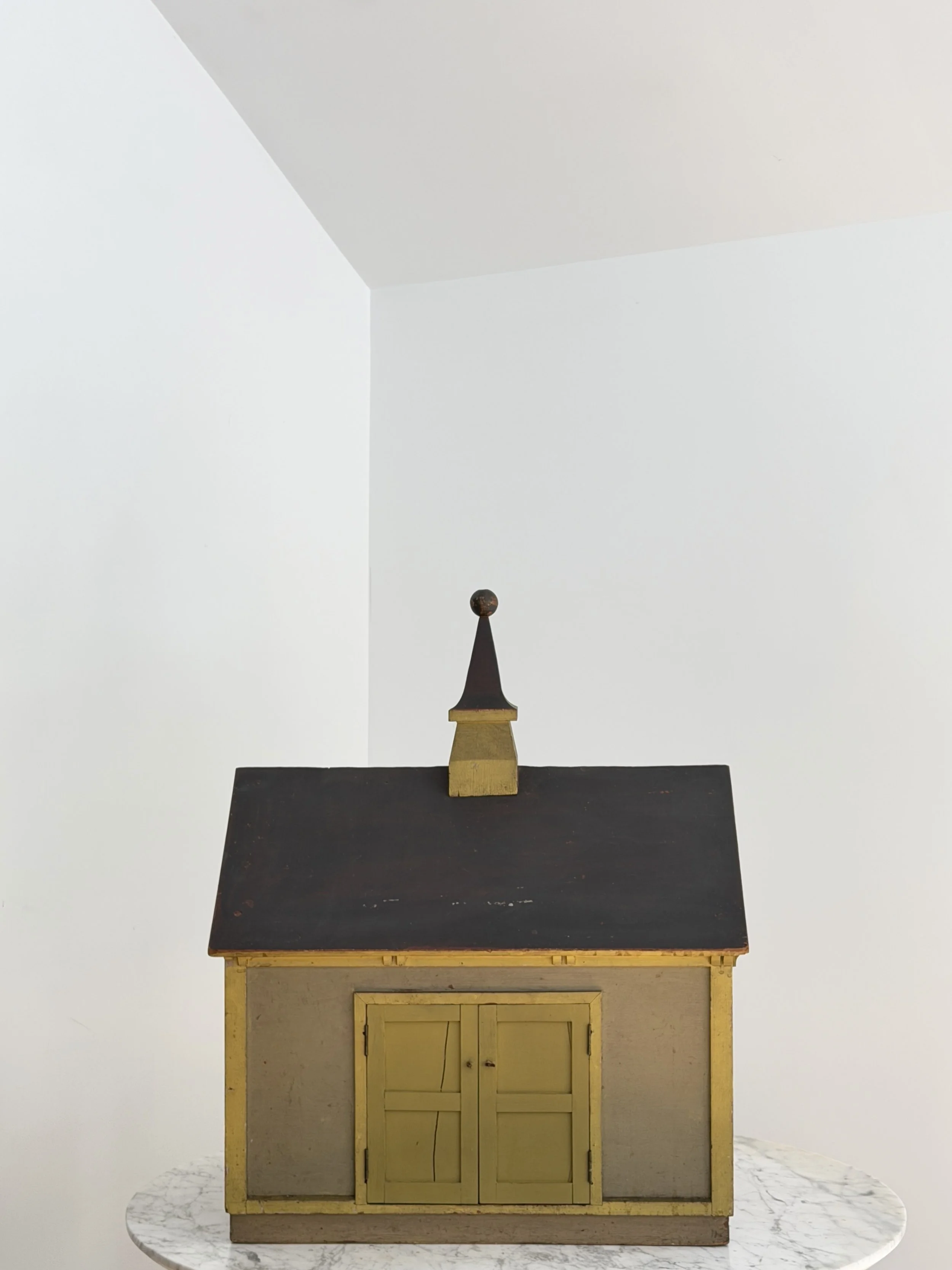 MATERI(A)NTIQUES EXTRA LARGE OLIVE AND OCHRE PAINTED MODEL BARN.4.jpg