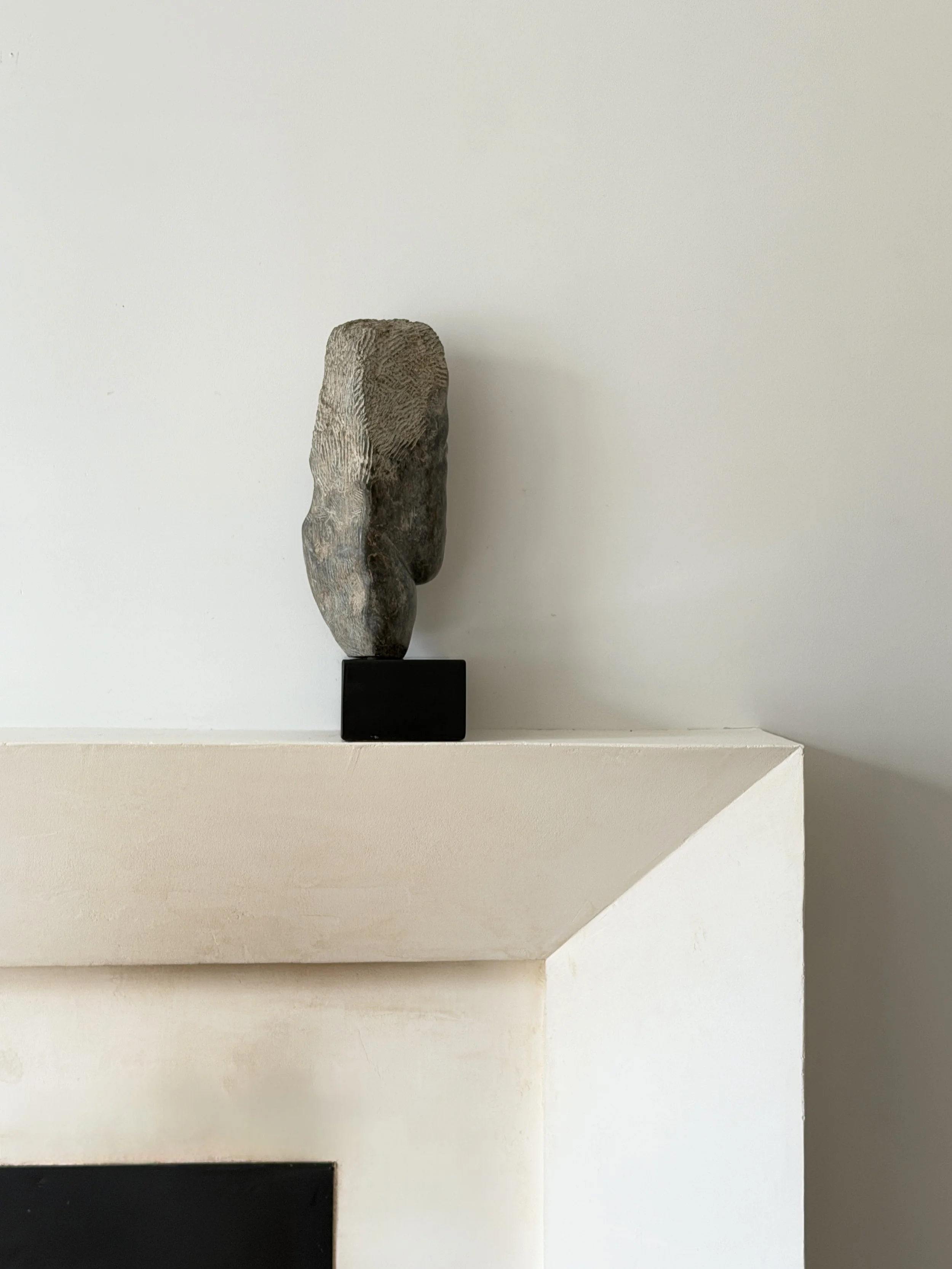 MATERI(A)NTIQUES MID CENTURY ABSTRACT MODERNIST STONE HEAD SCULPTURE 462-A(6).jpg