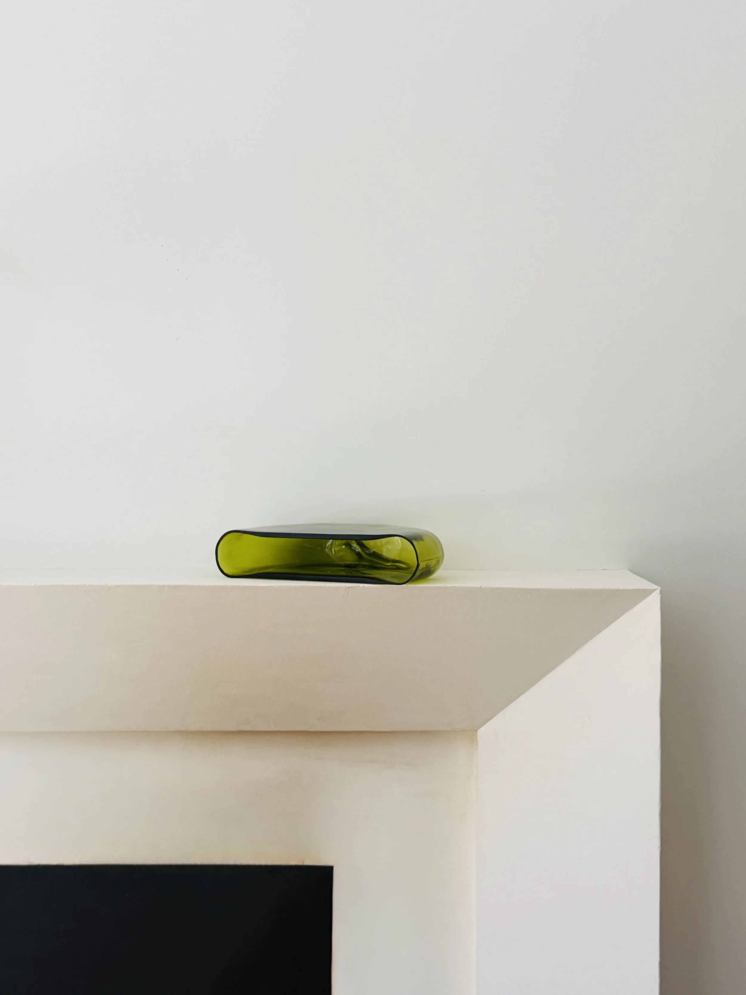 MATERI(A)NTIQUES MEDIUM BOTTLE GREEN FLAT ROUND BLOWN GLASS WIDE MOUTH VASE.3.jpg