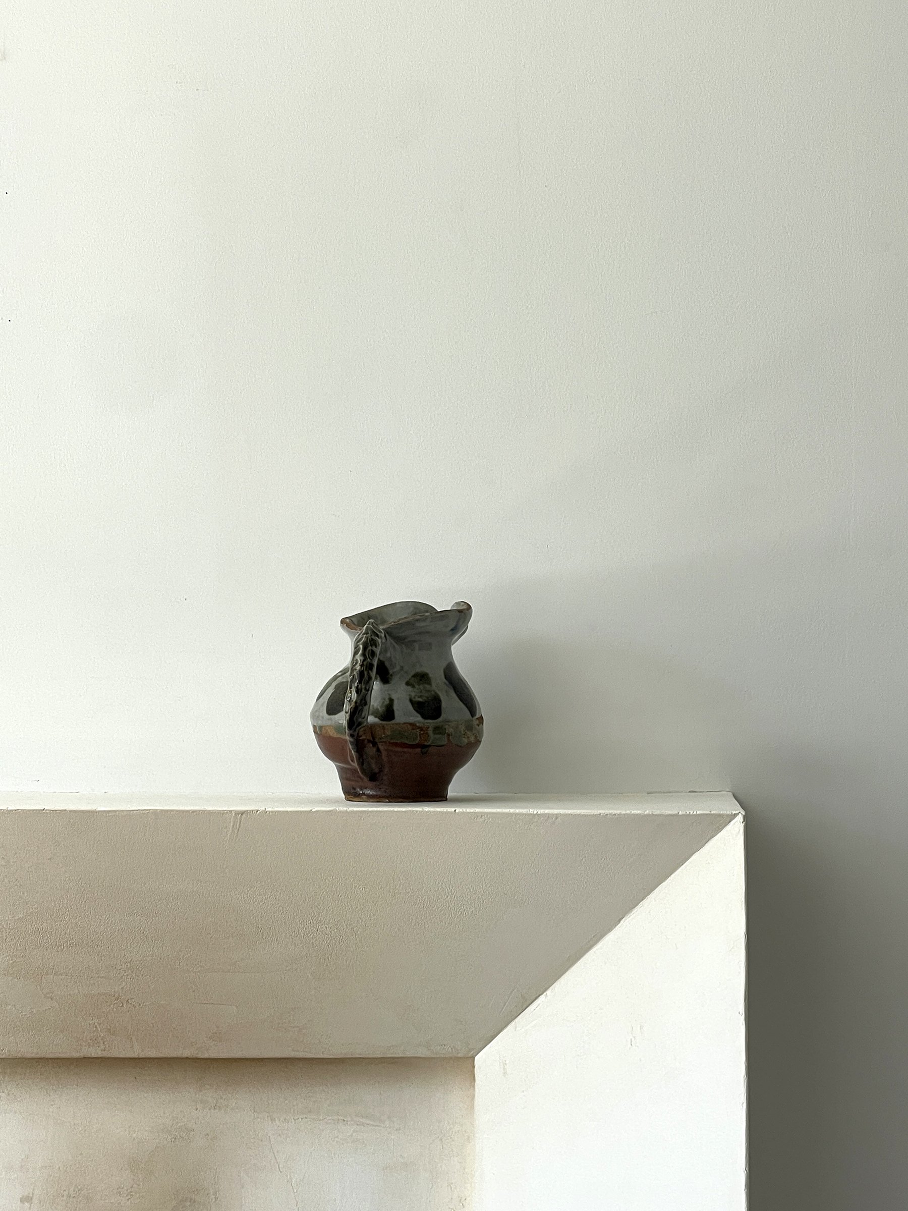 MATERI(A)NTIQUES MEDIUM GREY:GREEN STUDIO POTTERY PITCHER WITH RUFFLE HANDLE(5).jpg