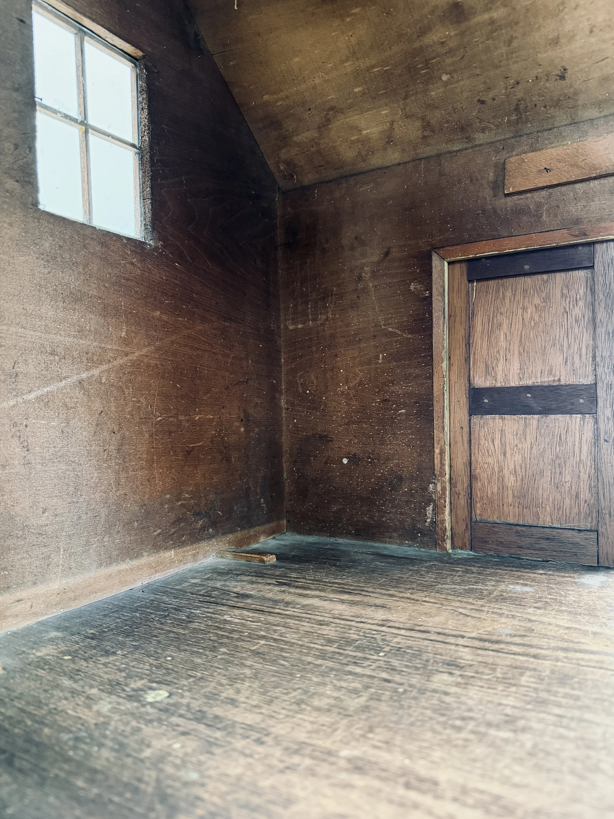 MATERI(A)NTIQUES EXTRA LARGE OLIVE AND OCHRE PAINTED MODEL BARN.11.jpg