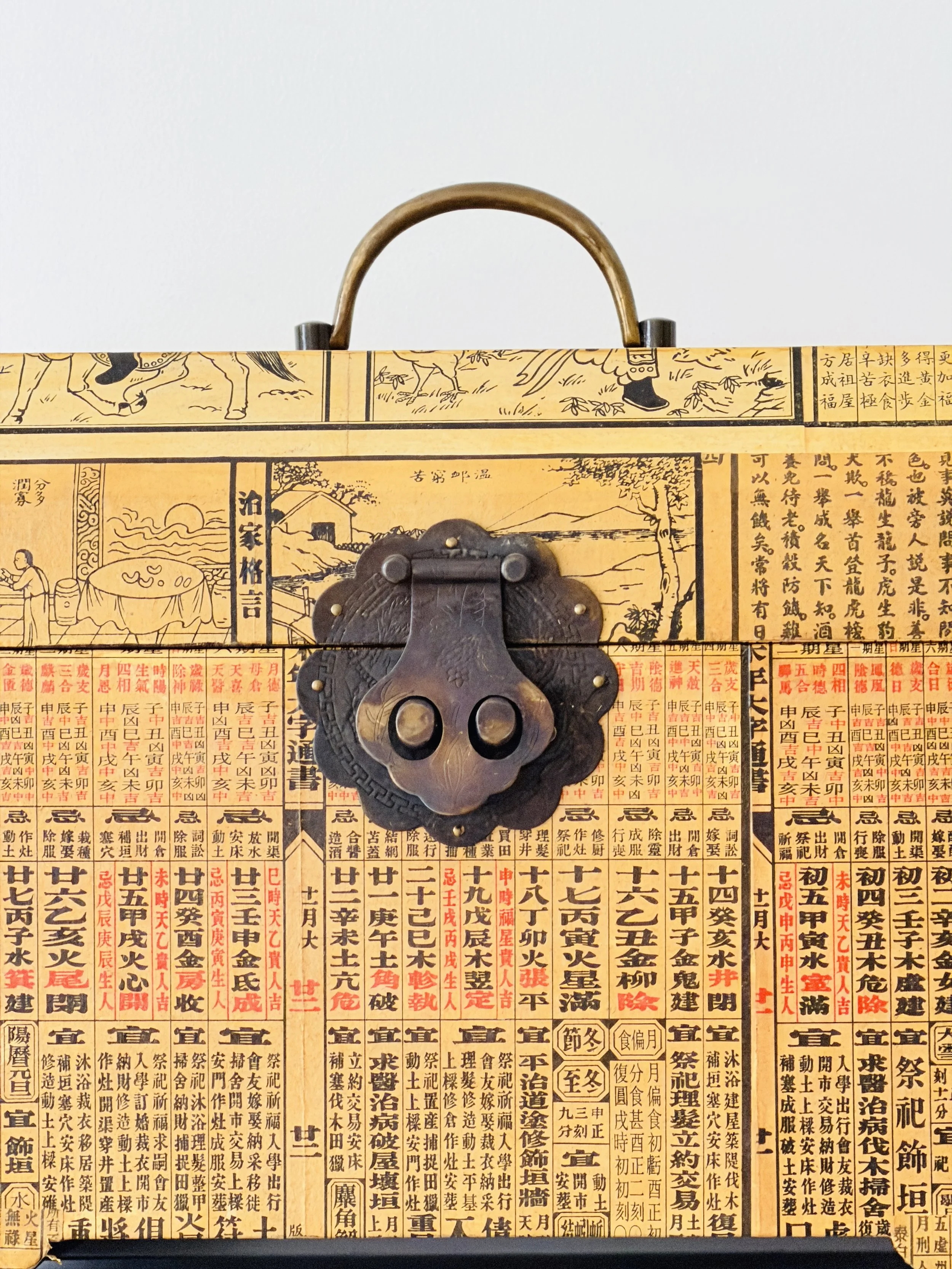 MATERI(A)NTIQUES LARGE DECOUPAGE WOODEN HINGED BOX WITH CHINESE NEWSPRINT 582-A(7).jpg