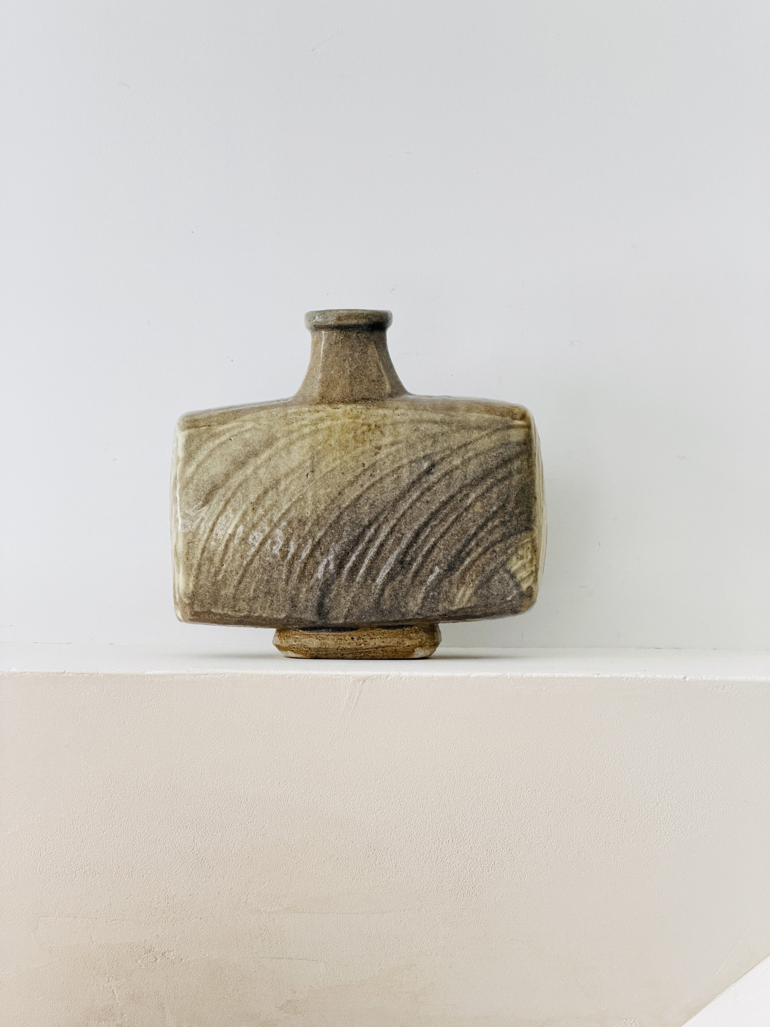 MATERI(A)NTIQUES MEDIUM BEIGE RECTANGULAR STUDIO POTTERY VASE ON RAISED FOOT(2).jpg