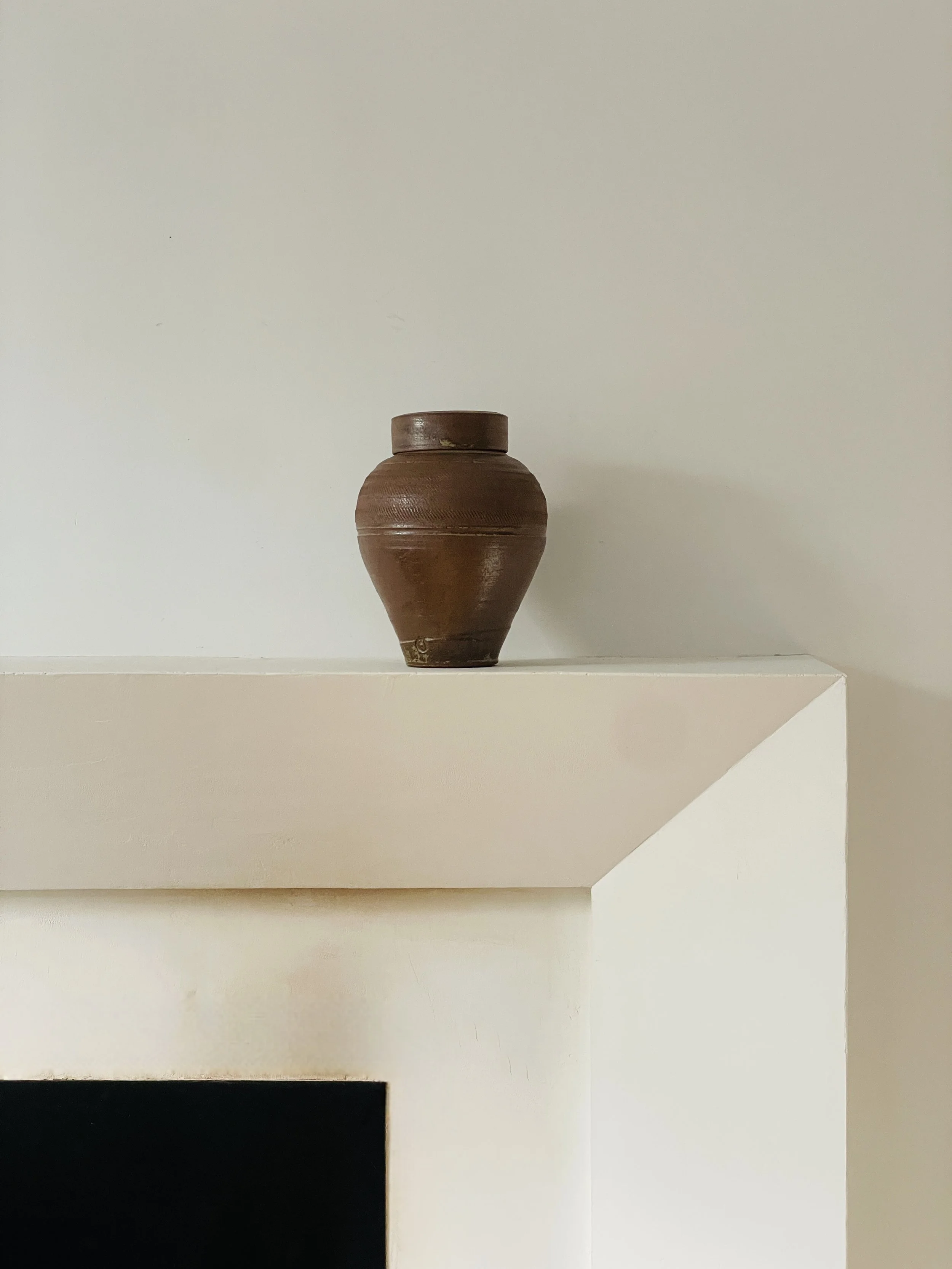 MATERI(A)NTIQUES MEDIUM LIDDED STUDIO POTTERY VASE WITH SURFACE DESIGN(3).jpg