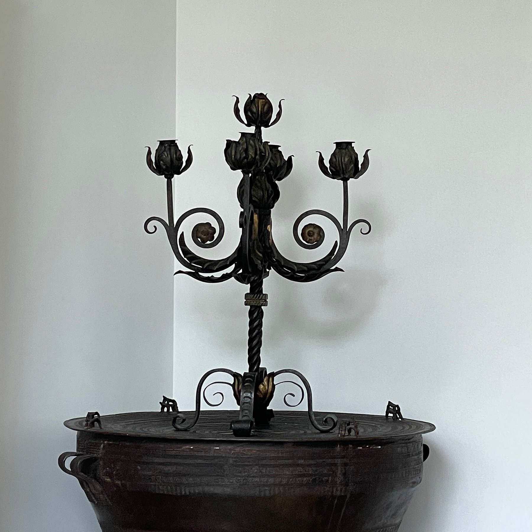 MATERI%28A%29NTIQUES+LARGE+BLACK+IRON+FLORAL+FIVE+ARM+CANDELABRA%283%29.jpg