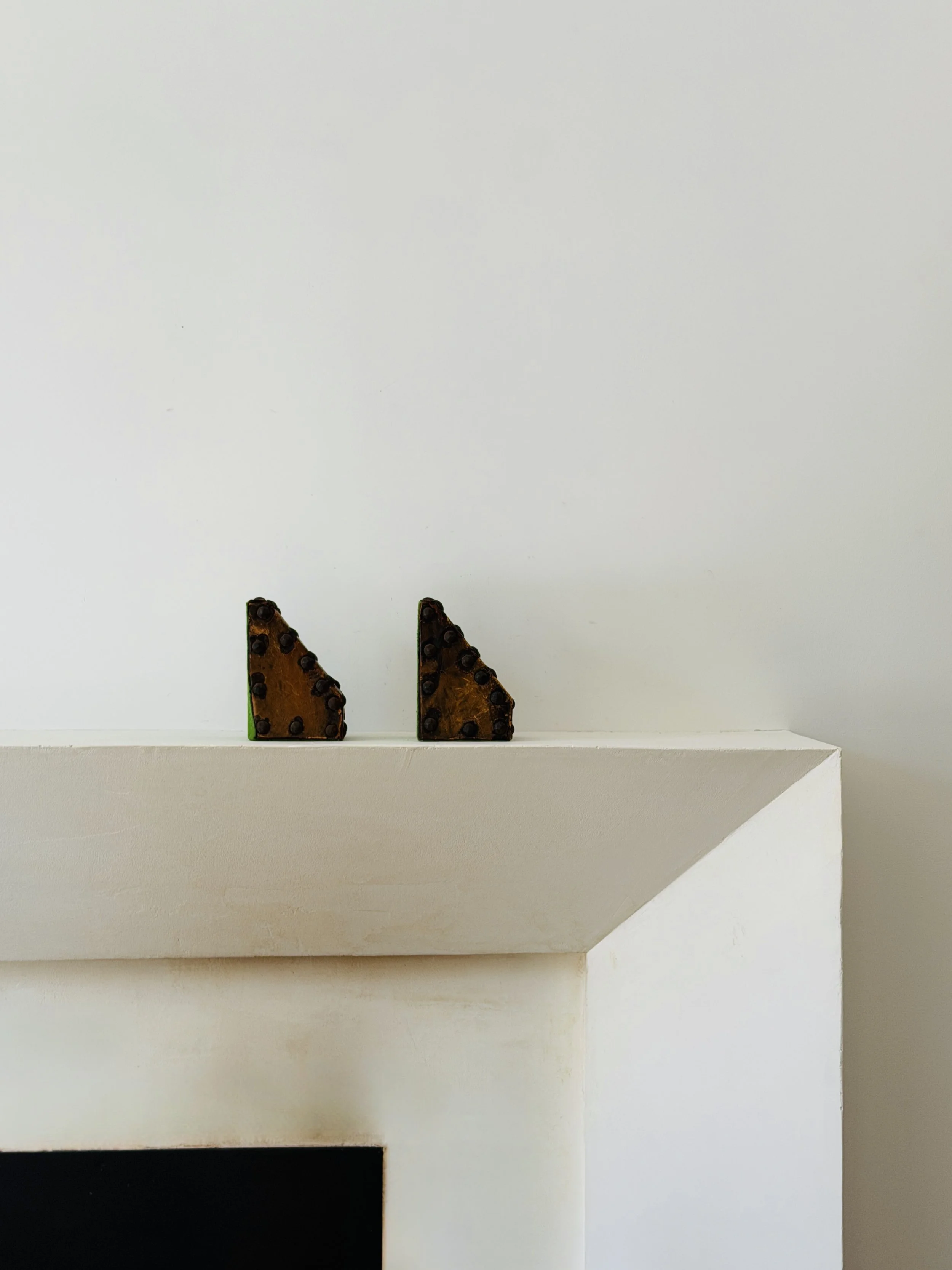 MATERI(A)NTIQUES SET OF WEATHERED COGNAC LEATHER STUDDED AND FELT LINED TRAPAZOIDAL BOOKENDS(6).jpg