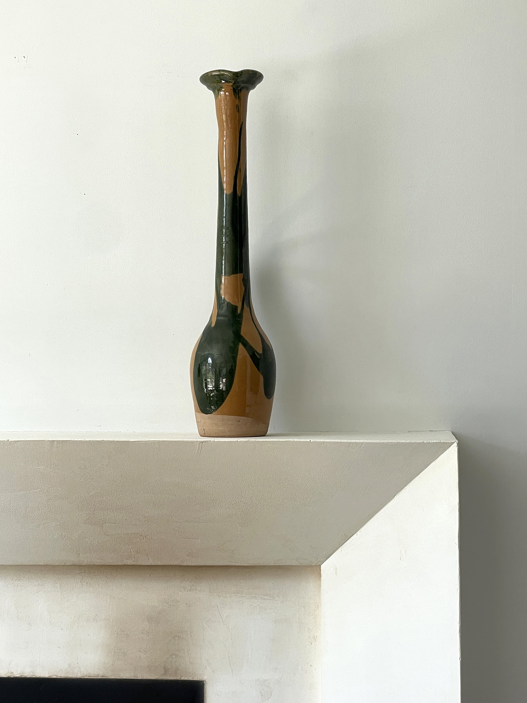 MATERI(A)NTIQUES GIRAFFE NECK MUSTARD:GREEN STUDIO POTTERY PITCHER(3).jpg