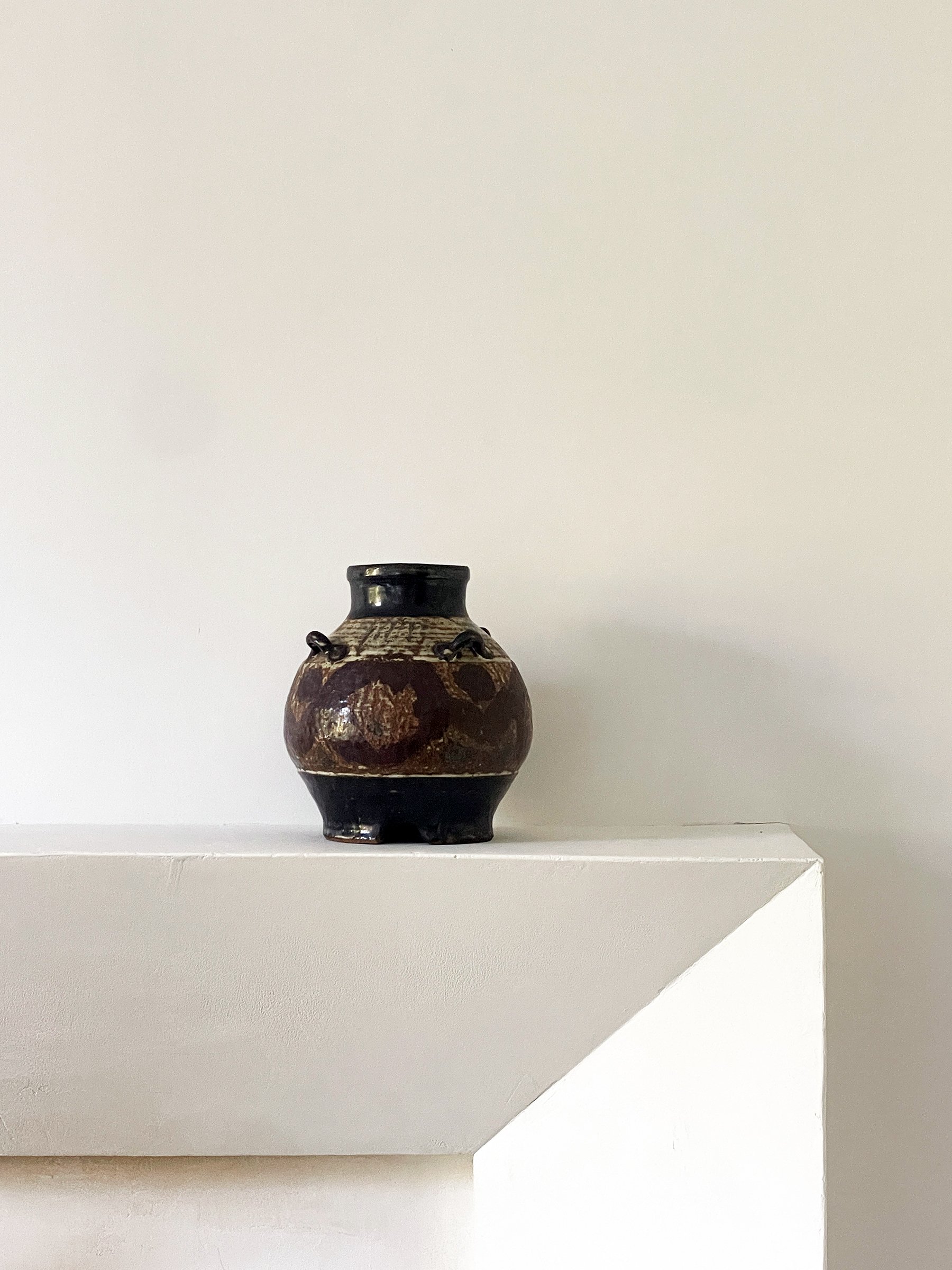 MATERIA-ANTIQUES-MEDIUM-BROWN-STUDIO-POTTERY-VASE-WITH-HANDLES-RELEASE-3(4).jpg