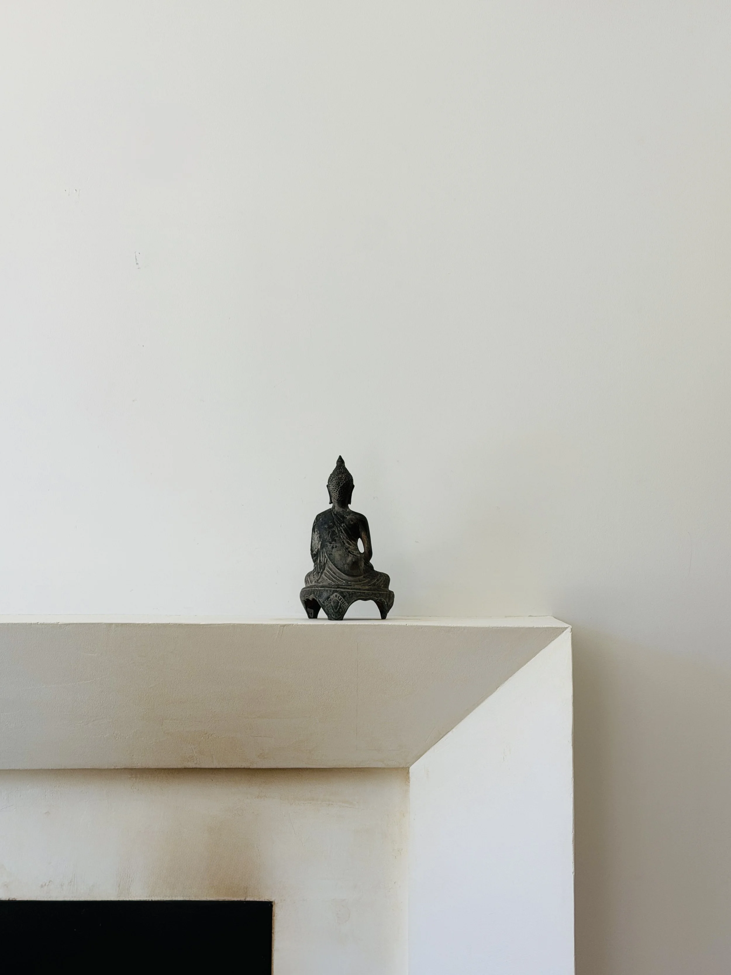 MATERI(A)NTIQUES MEDIUM CAST BRONZE SEATED BUDDHA ON STAND 565-A(4).jpg